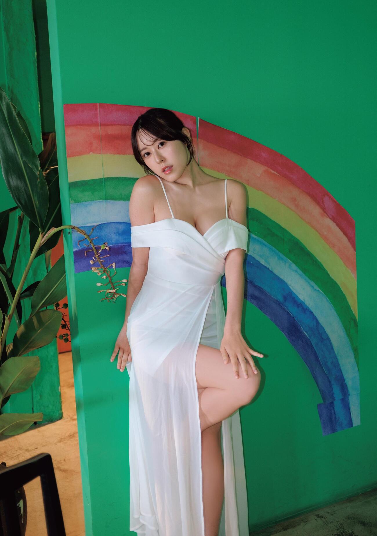 「音羽美奈ファースト写真集　かなでる。」より（双葉社・撮影／鈴木ゴータ　プロデュース／松浦健一）