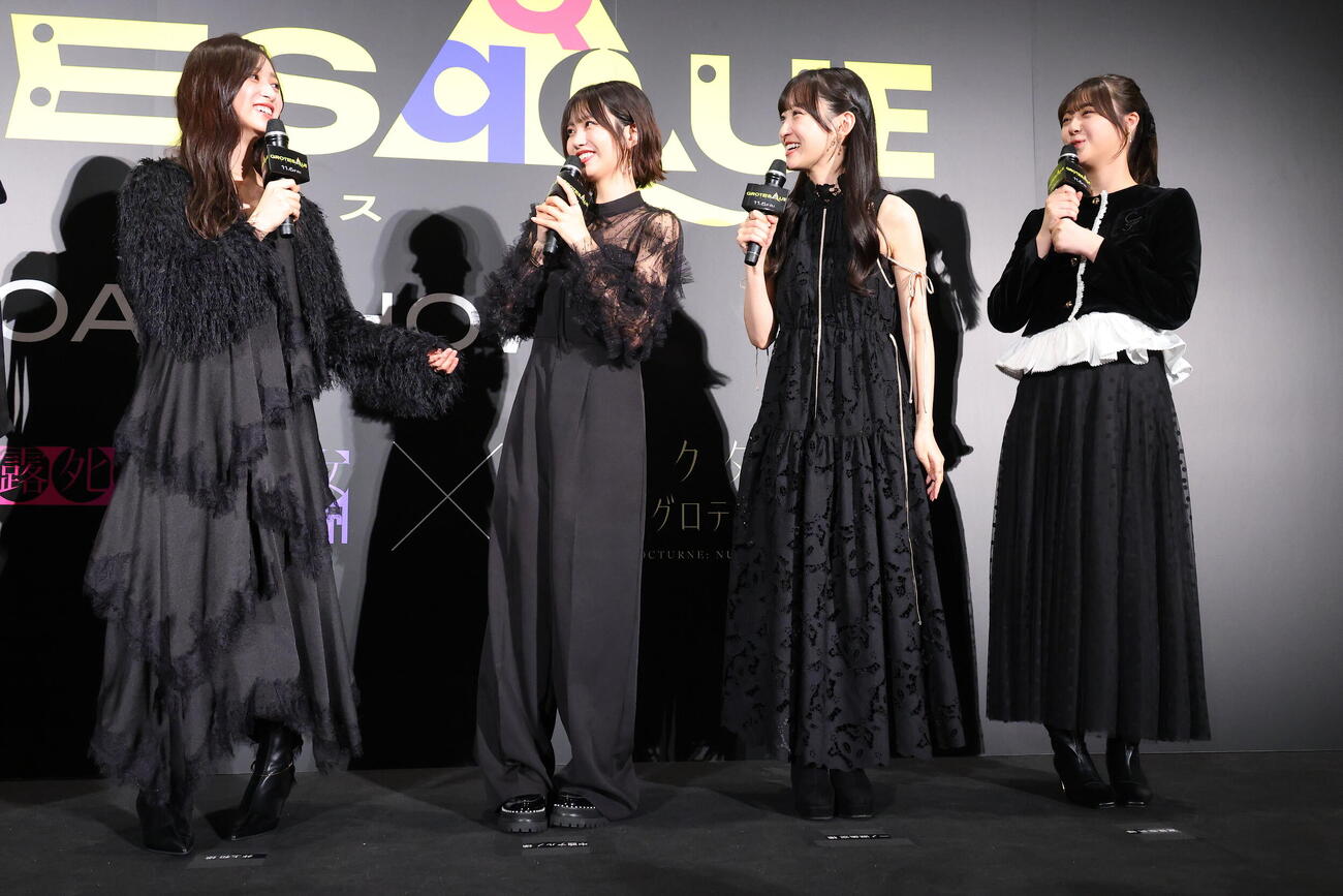 映画「GROTESQQQUE」完成披露舞台あいさつを行う、左から井上和、中西アルノ、一ノ瀬美空、冨里奈央（撮影・中島郁夫）