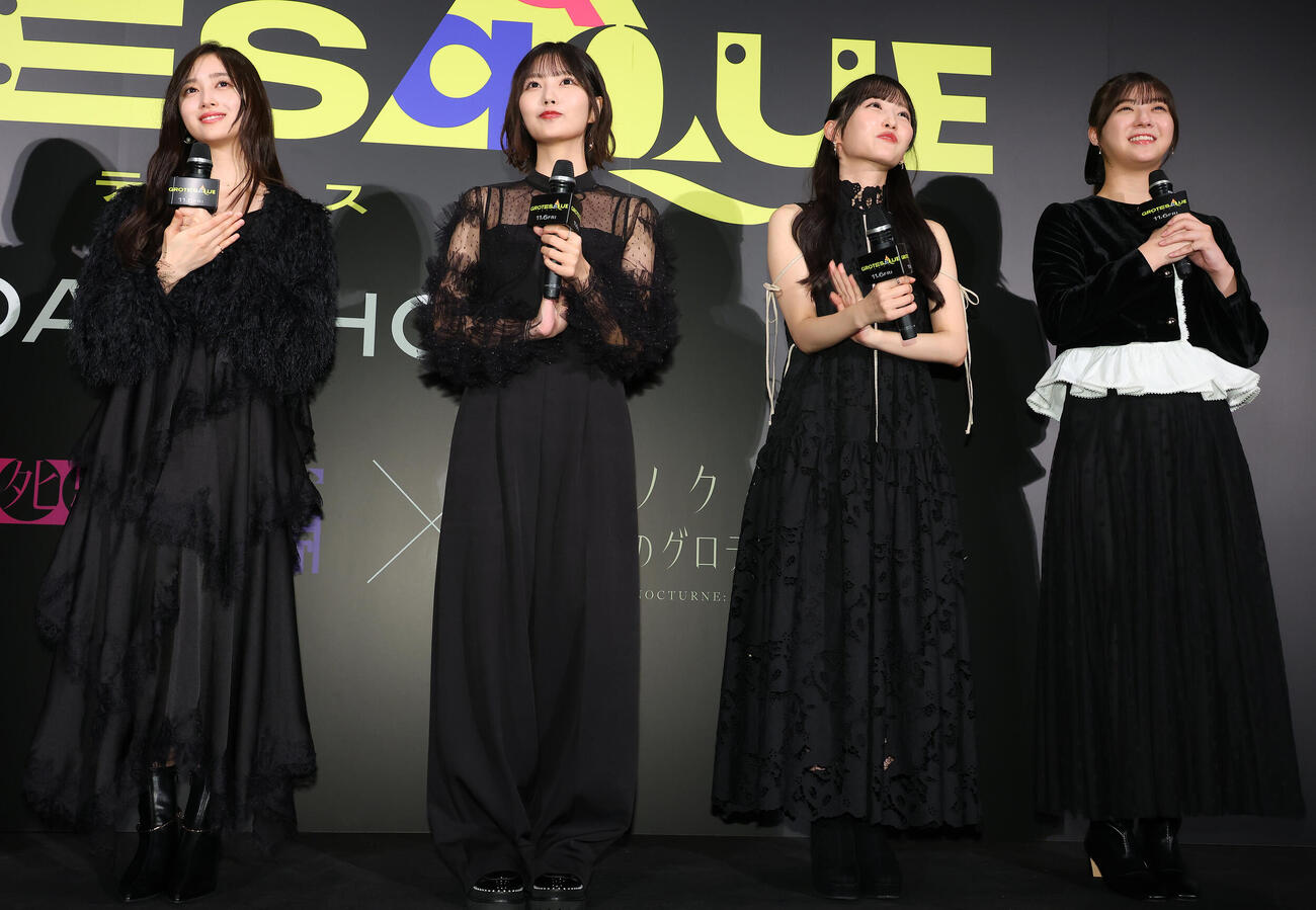 映画「GROTESQQQUE」完成披露舞台あいさつを行う、左から井上和、中西アルノ、一ノ瀬美空、冨里奈央（撮影・中島郁夫）