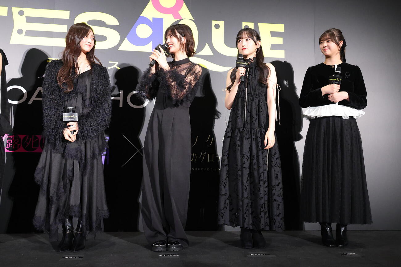 映画「GROTESQQQUE」完成披露舞台あいさつを行う、左から井上和、中西アルノ、一ノ瀬美空、冨里奈央（撮影・中島郁夫）