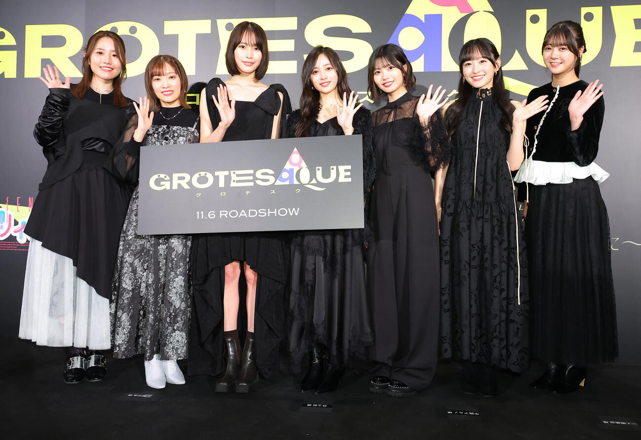 映画「GROTESQQQUE」完成披露舞台あいさつを行う、左から長谷川育美、市ノ瀬加那、南沙良、井上和、中西アルノ、一ノ瀬美空、冨里奈央（撮影・中島郁夫）