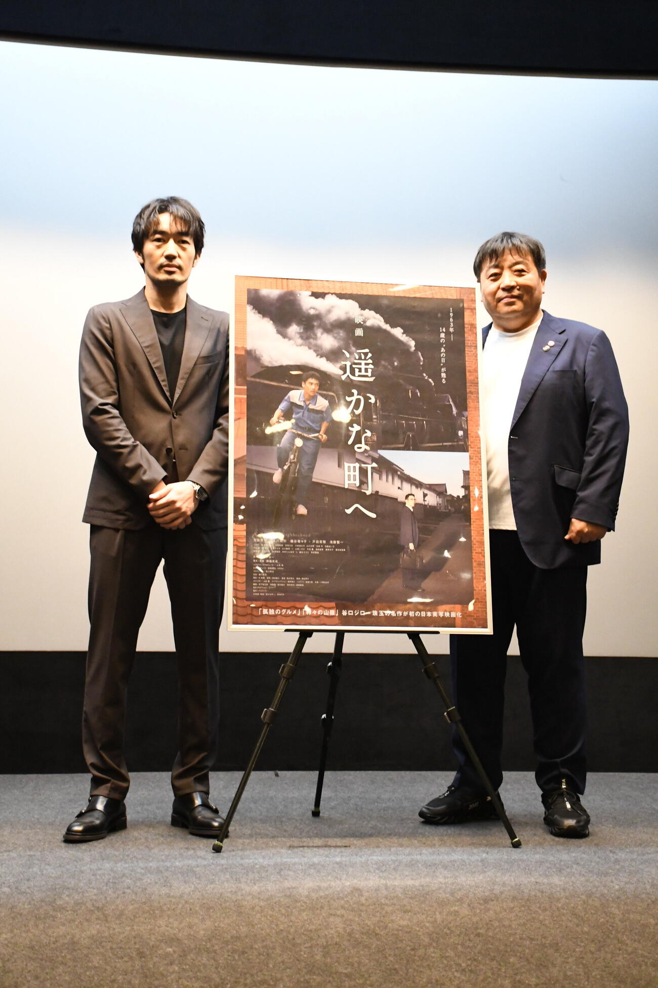 映画「遙かな街へ」の舞台あいさつに登壇した大谷亮平（左）と錦織良成監督（撮影・阪口孝志）