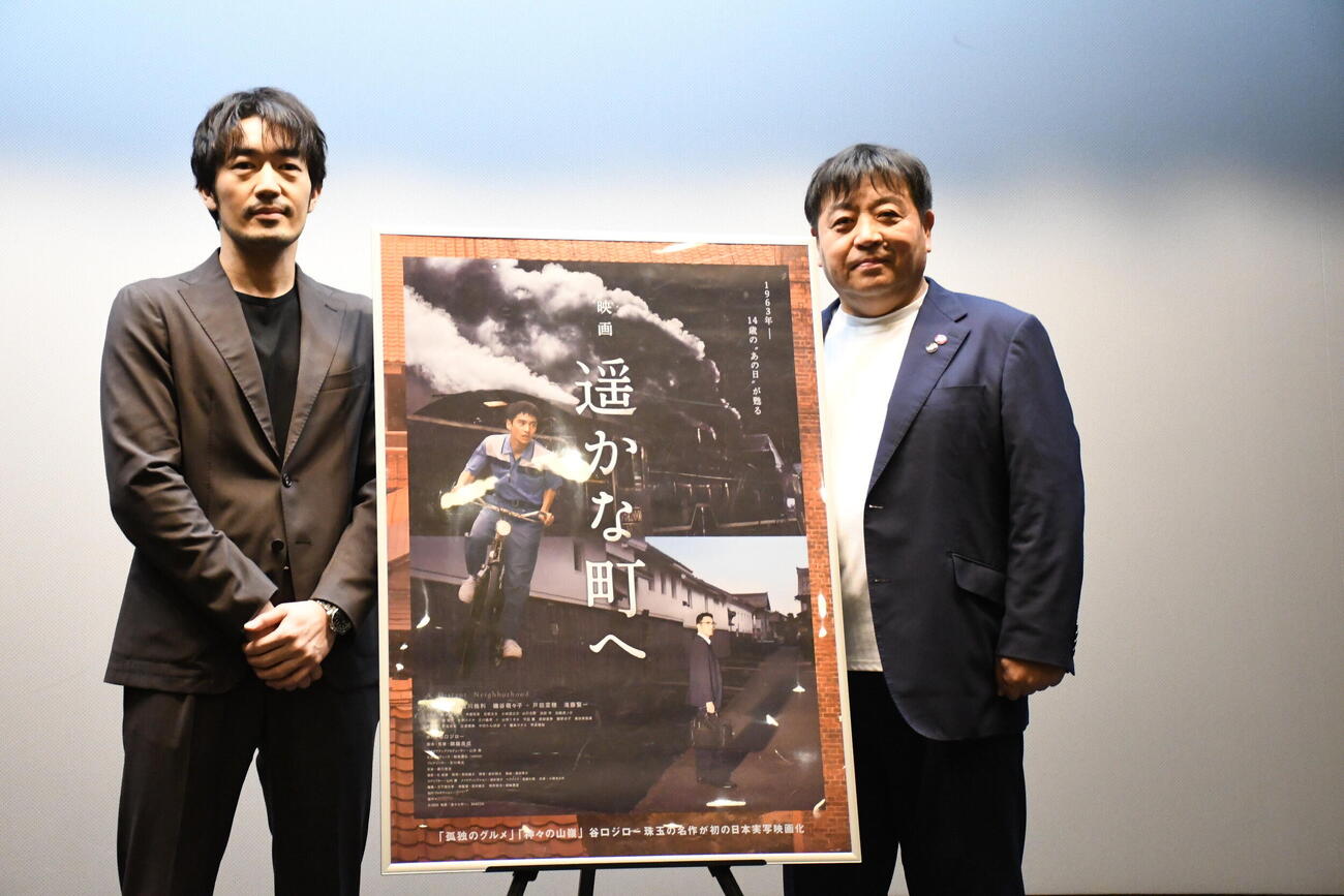 映画「遙かな街へ」の舞台あいさつに登壇した大谷亮平（左）と錦織良成監督（撮影・阪口孝志）