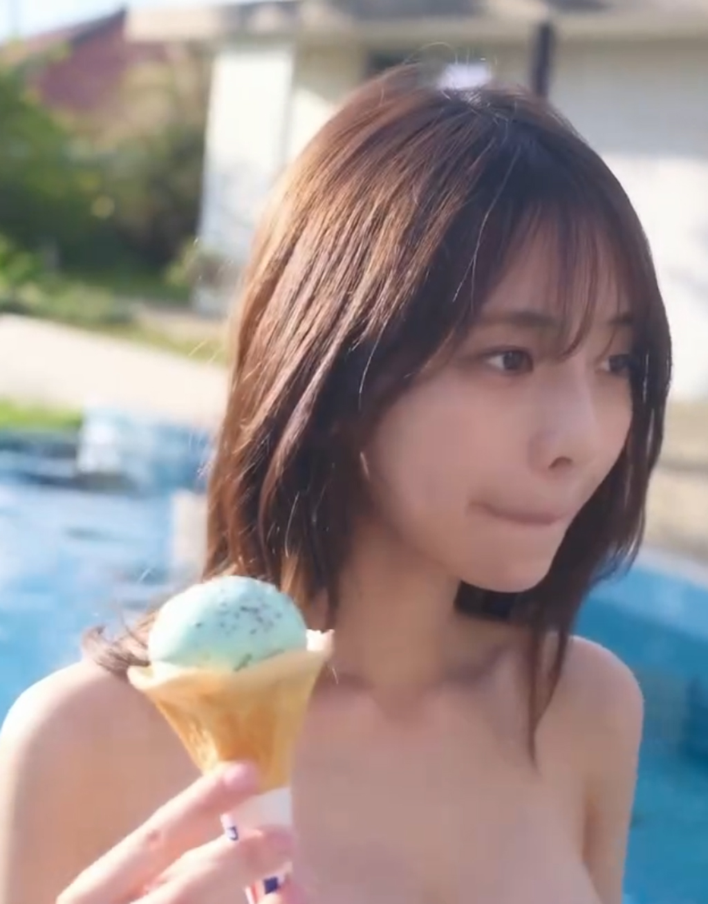 ビキニ姿でアイスクリームを食べる菊地姫奈（菊地姫奈のインスタグラムから）