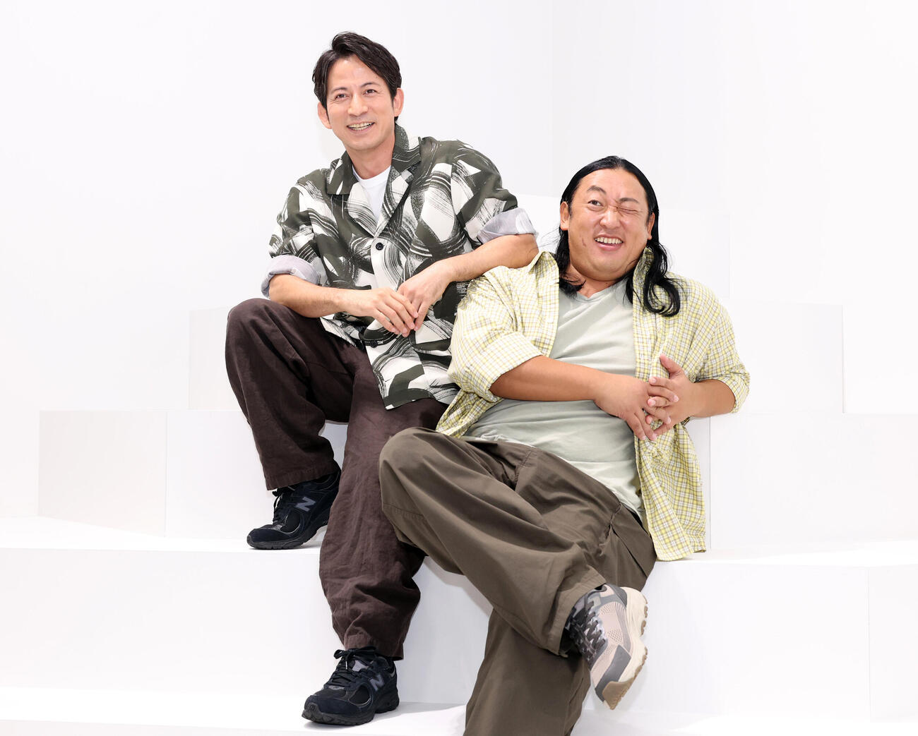 新番組で共演する岡田准一（左）とロバート秋山竜次は和気あいあい（撮影・浅見桂子）