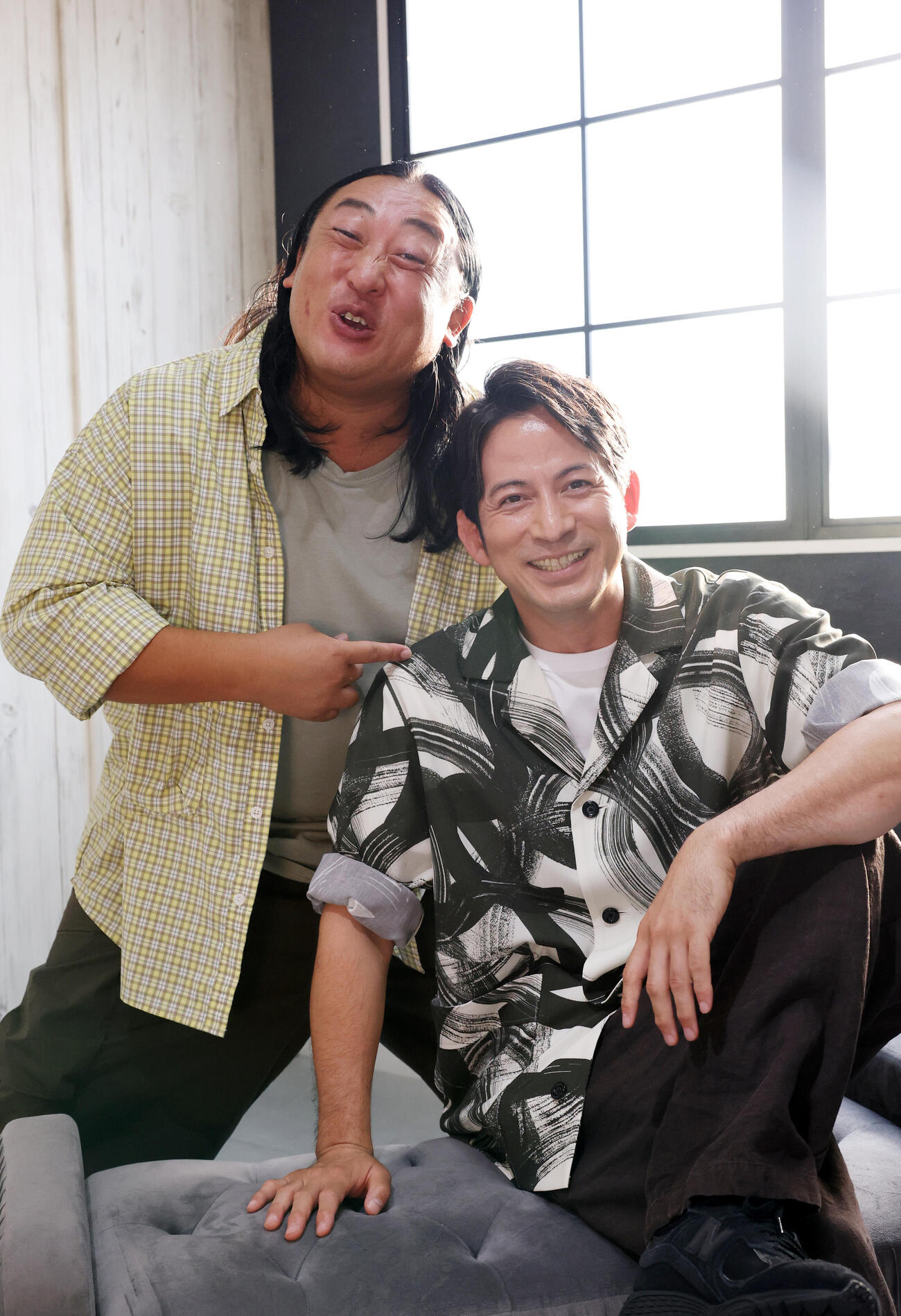 新番組で共演する岡田准一（右）とロバート秋山竜次は笑顔を見せる（撮影・浅見桂子）