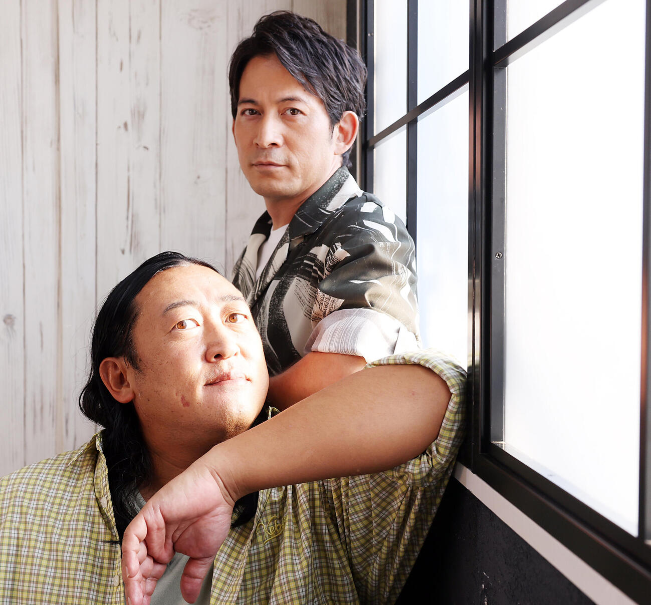 新番組で共演する岡田准一（奥）とロバート秋山竜次は西日の中ポーズを決める（撮影・浅見桂子）