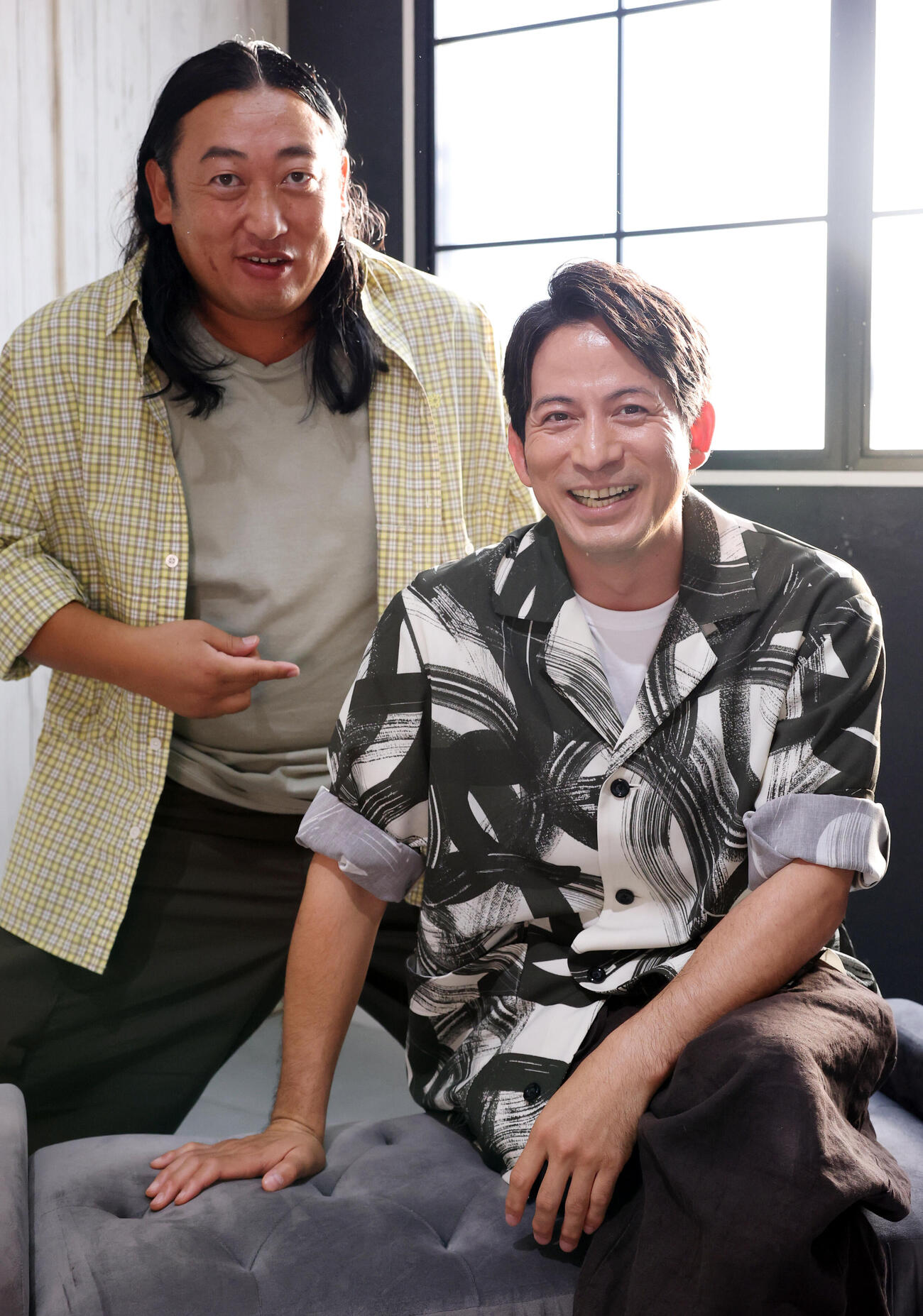 新番組で共演する岡田准一（右）とロバート秋山竜次は笑顔を見せる（撮影・浅見桂子）