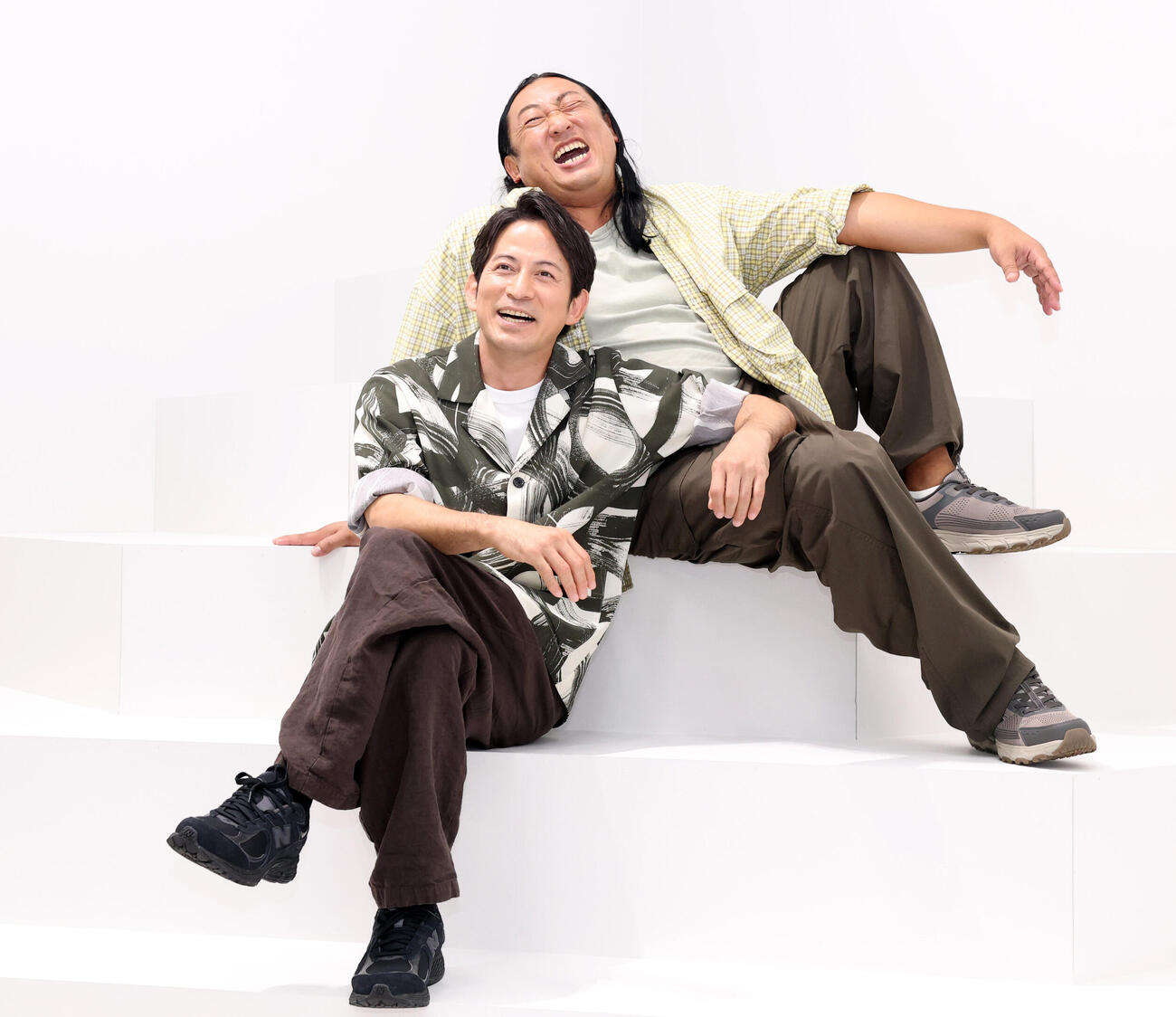 新番組で共演する岡田准一（左）とロバート秋山竜次は和気あいあい（撮影・浅見桂子）