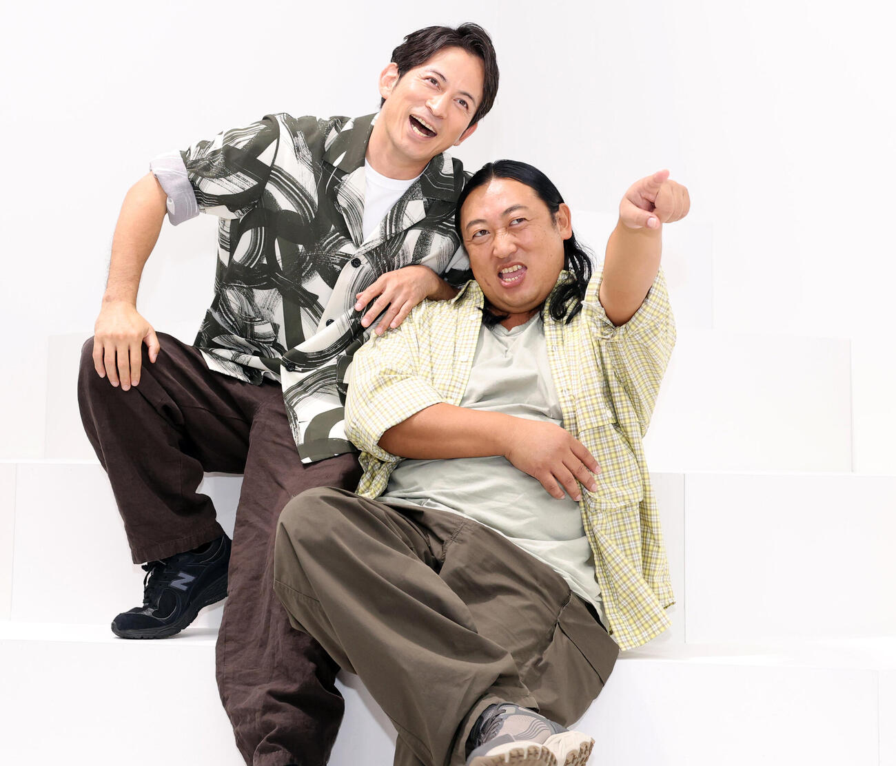 新番組で共演する岡田准一（左）とロバート秋山竜次は和気あいあい（撮影・浅見桂子）