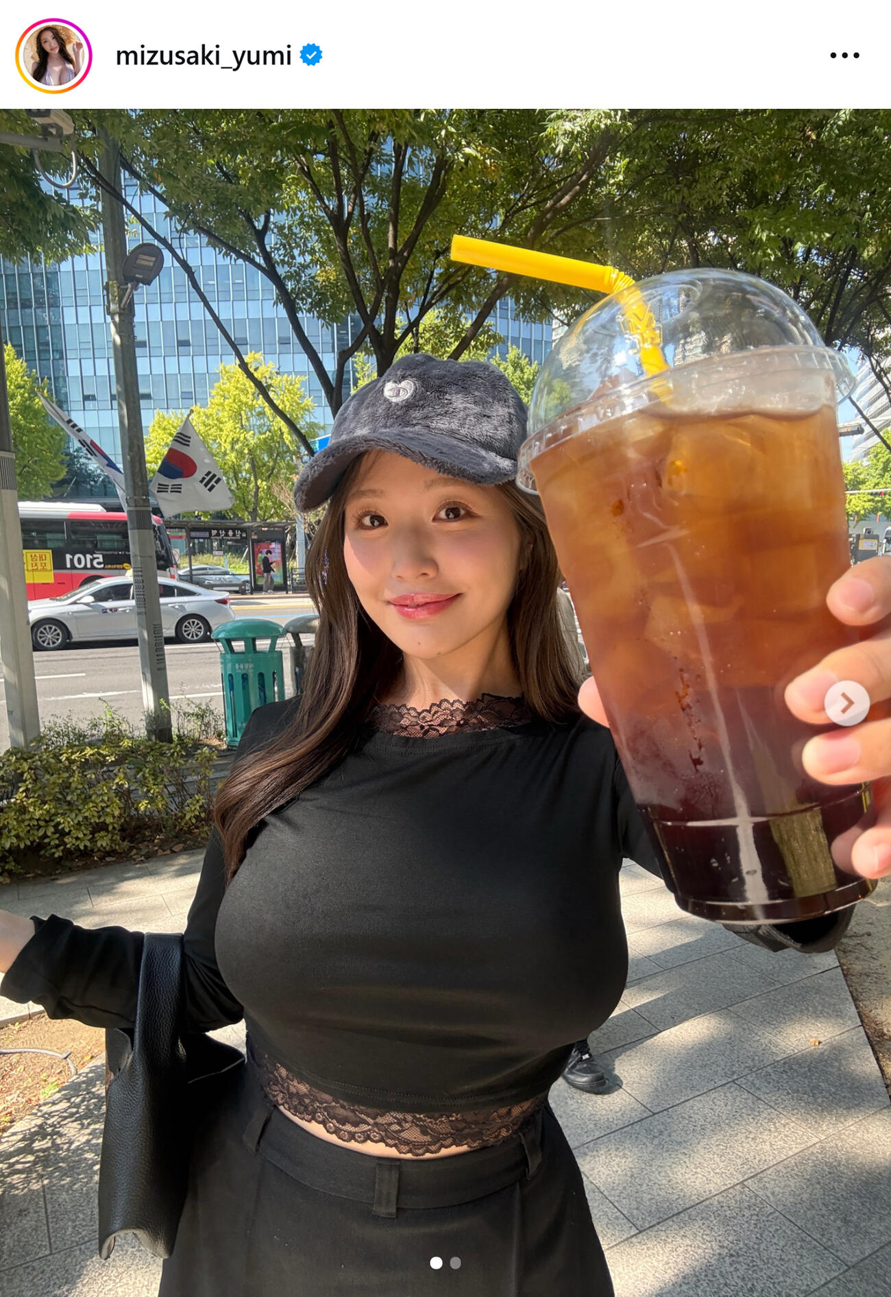 ボディーラインくっきりTシャツ姿（水咲優美のインスタグラムから）