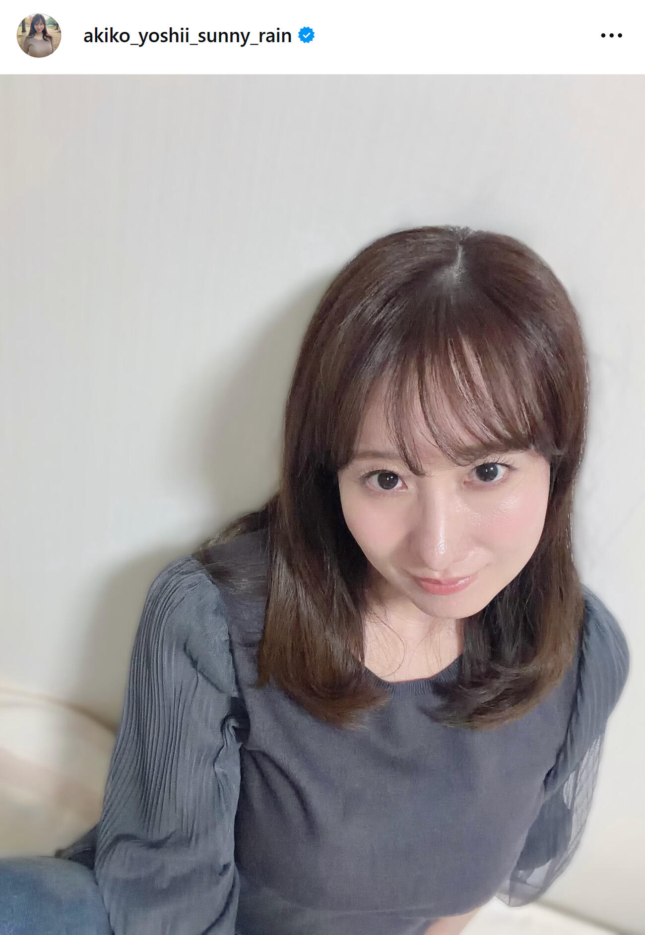 上目遣いあざとショット（吉井明子さんのインスタグラムから）