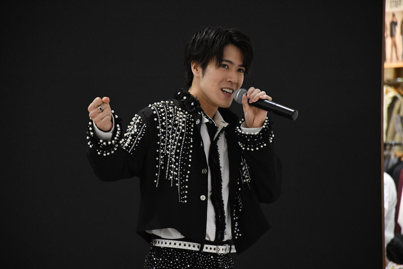 新曲「ピジョッソ」の発売記念イベントに出演した平松賢人（撮影・阪口孝志）