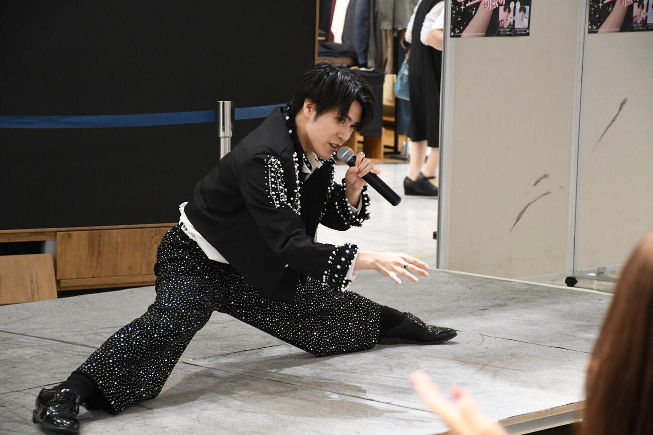 新曲「ピジョッソ」の発売記念イベントに出演した平松賢人（撮影・阪口孝志）