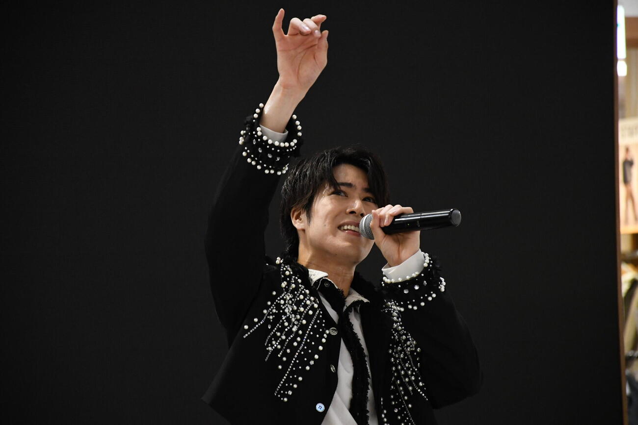 新曲「ピジョッソ」の発売記念イベントに出演した平松賢人（撮影・阪口孝志）