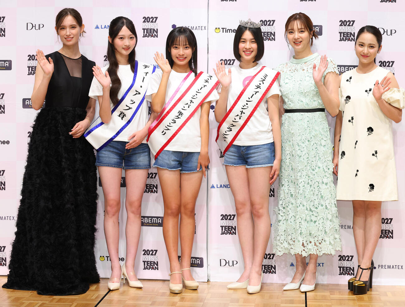 2027ミス・ティーン・ジャパン、左からアンバサダーのトラウデン直美、ディーアップ賞の池田愛生さん、準グランプリ山元柊菜さん、グランプリの中島璃娃さん、アンバサダーの新川優愛、アンバサダーの平祐奈（撮影・中島郁夫）