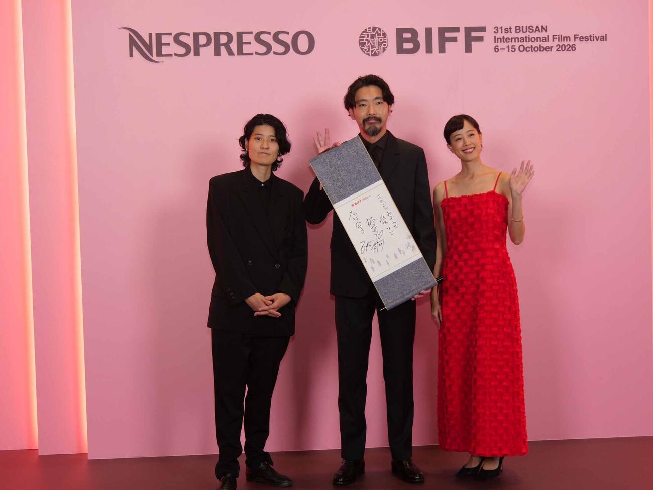 第31回釜山国際映画祭コンペティション部門＜釜山アワード部門＞映画「このごにおよんで愛など」公式上映で。左から、広瀬奈々子監督、柄本佑、石橋静河