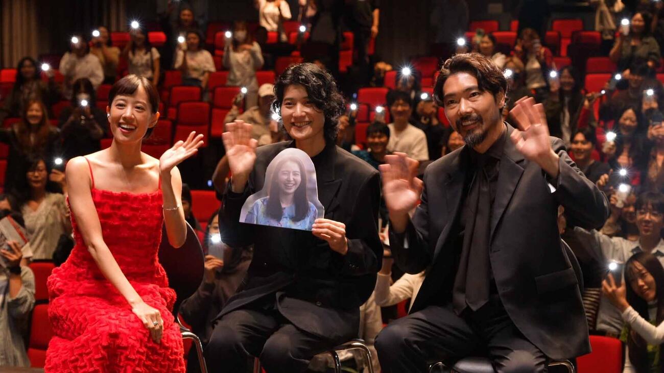第31回釜山国際映画祭コンペティション部門＜釜山アワード部門＞映画「このごにおよんで愛など」公式上映で。左から、石橋静河、広瀬奈々子監督、柄本佑