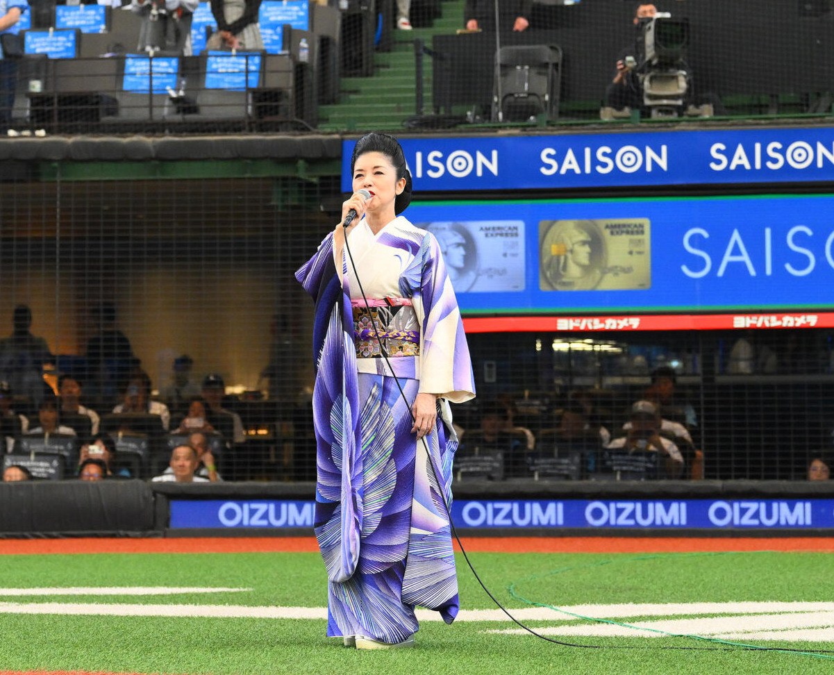 10日西武対日本ハム戦で君が代を独唱する藤あや子