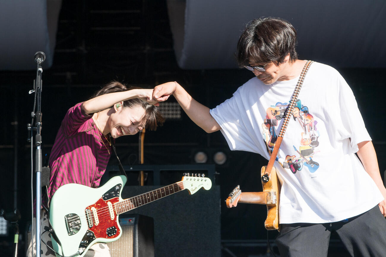 「京都音楽博覧会2026」で共演した、羊文学とくるりのステージ（photo by zenta）