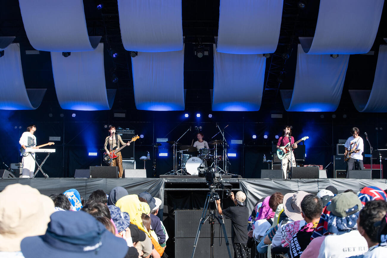 「京都音楽博覧会2026」で共演した、羊文学とくるりのステージ（photo by zenta）