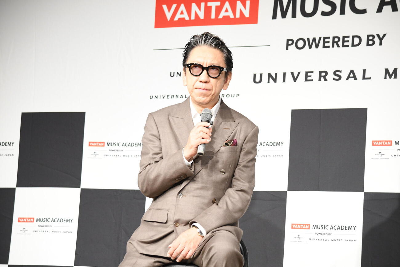 バンタンミュージックアカデミーPOWERED BY　ユニバーサルミュージック特別講義に登壇した布袋寅泰（撮影・阪口孝志）
