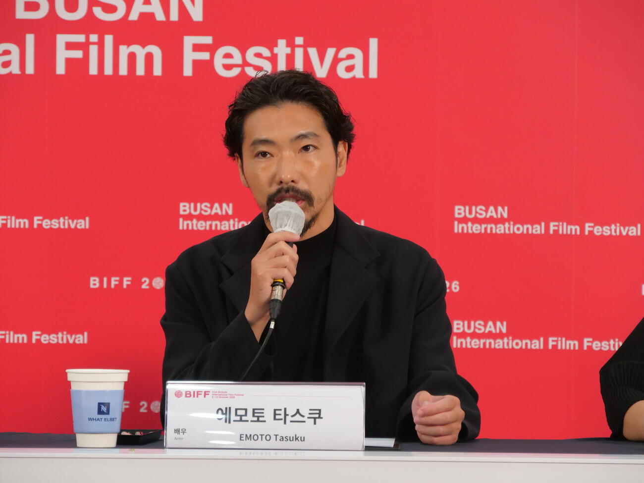 「このごにおよんで愛など」釜山国際映画祭公式会見に出席した柄本佑