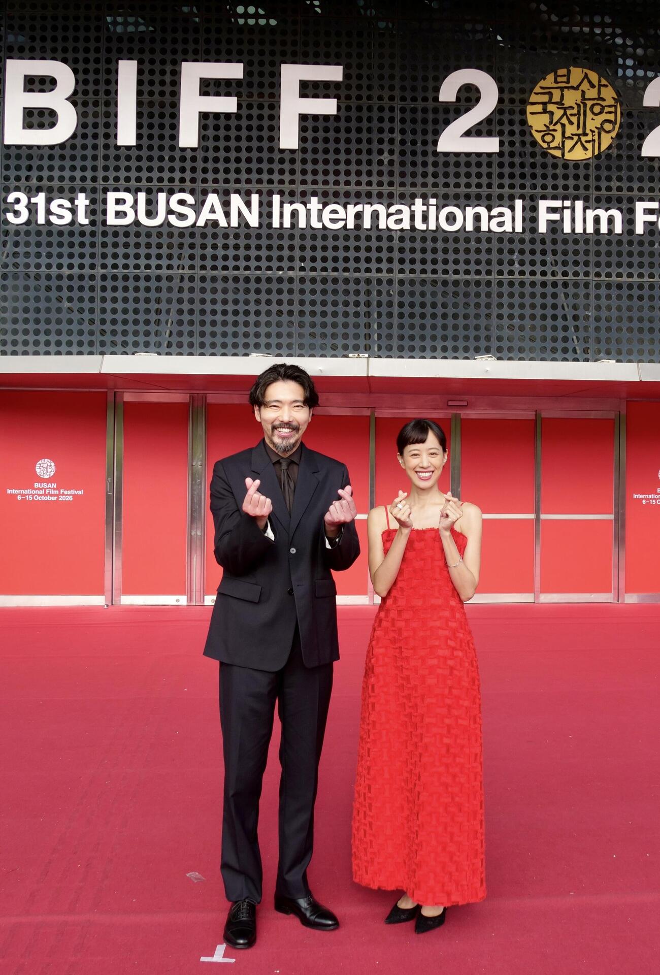 「このごにおよんで愛など」で釜山国際映画祭に参加した柄本佑（左）、石橋静河