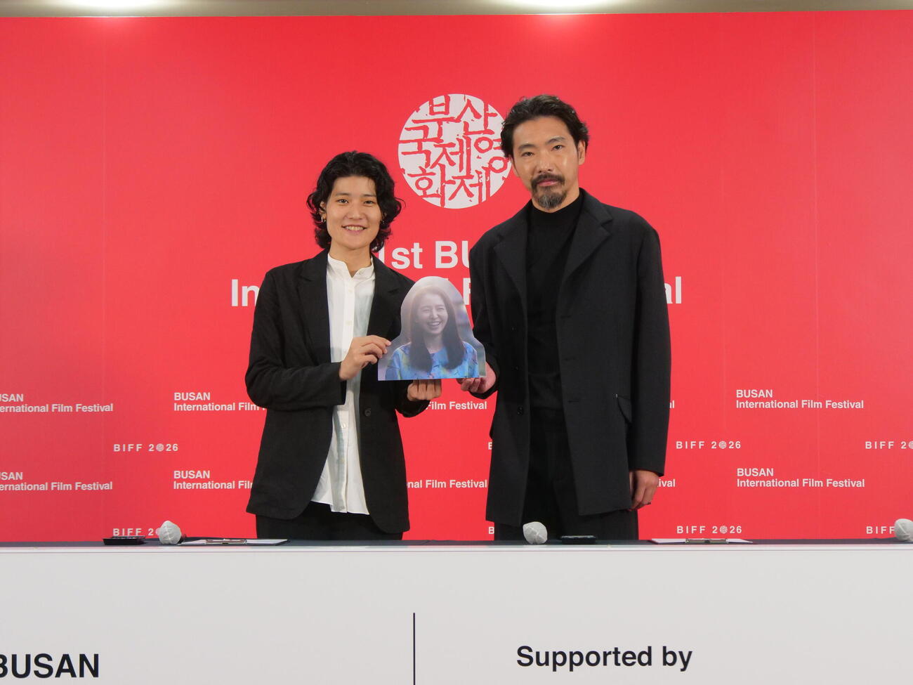「このごにおよんで愛など」釜山国際映画祭公式会見に出席した広瀬奈々子監督（左）、柄本佑