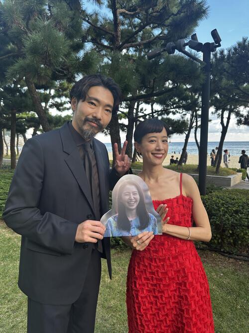 柄本佑と石橋静河がキュートな指ハート　釜山国際映画祭でのリラックスショット解禁