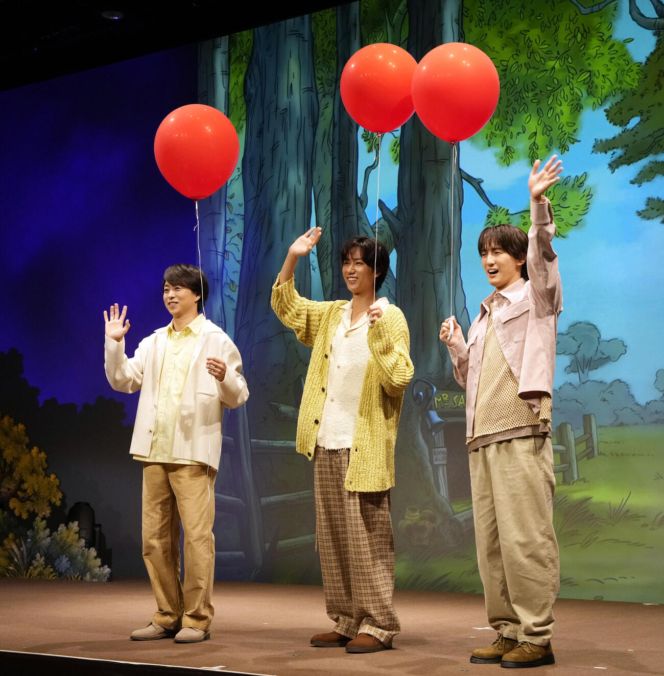 オープニングに登場する、左から櫻井翔、Snow Manの阿部亮平、TravisJapanの川島如恵留（撮影・小島史椰）