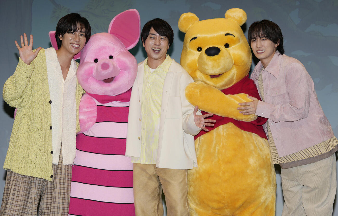 フォトセッションを行う、左からSnow Manの阿部亮平、櫻井翔、TravisJapanの川島如恵留（撮影・小島史椰）