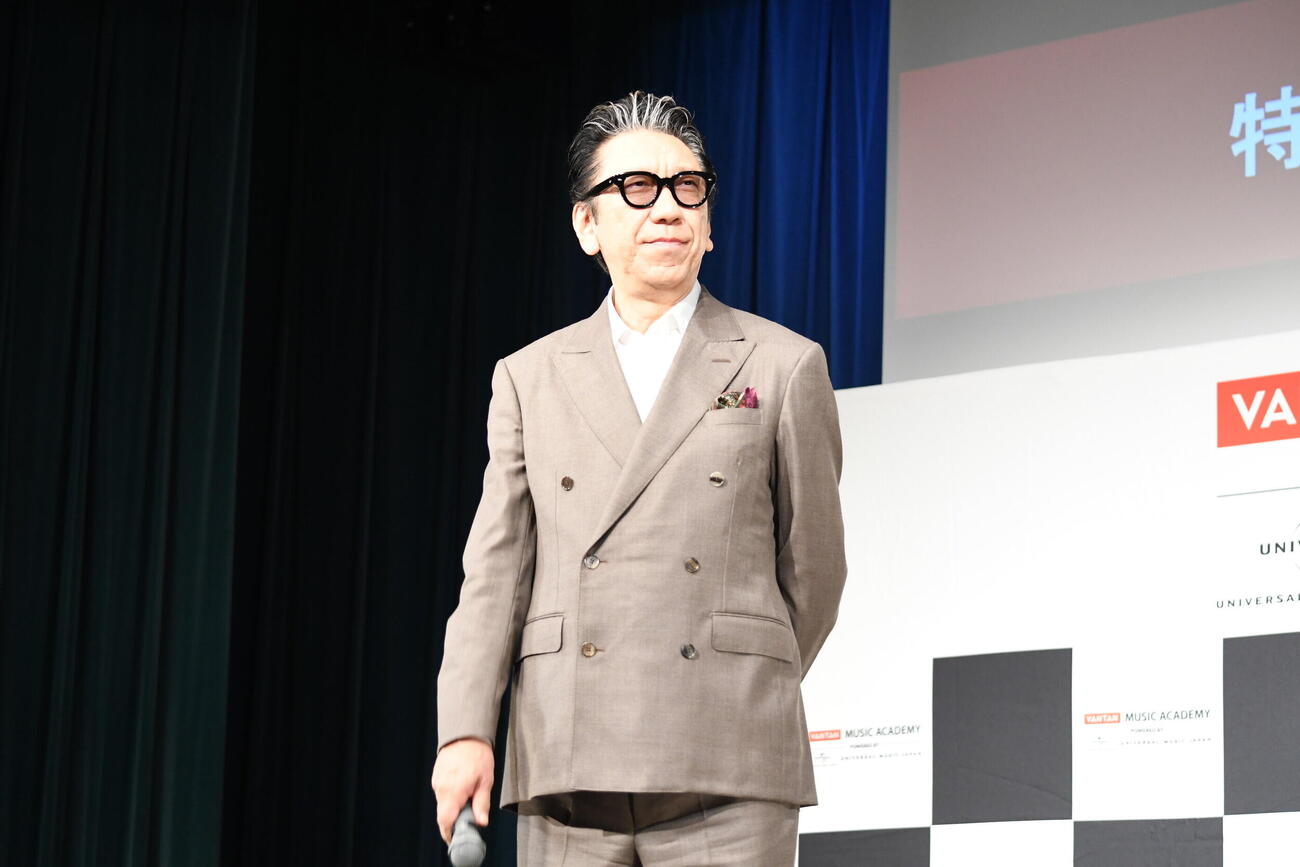 バンタンミュージックアカデミーPOWERED BY　ユニバーサルミュージック特別講義に登壇した布袋寅泰（撮影・阪口孝志）