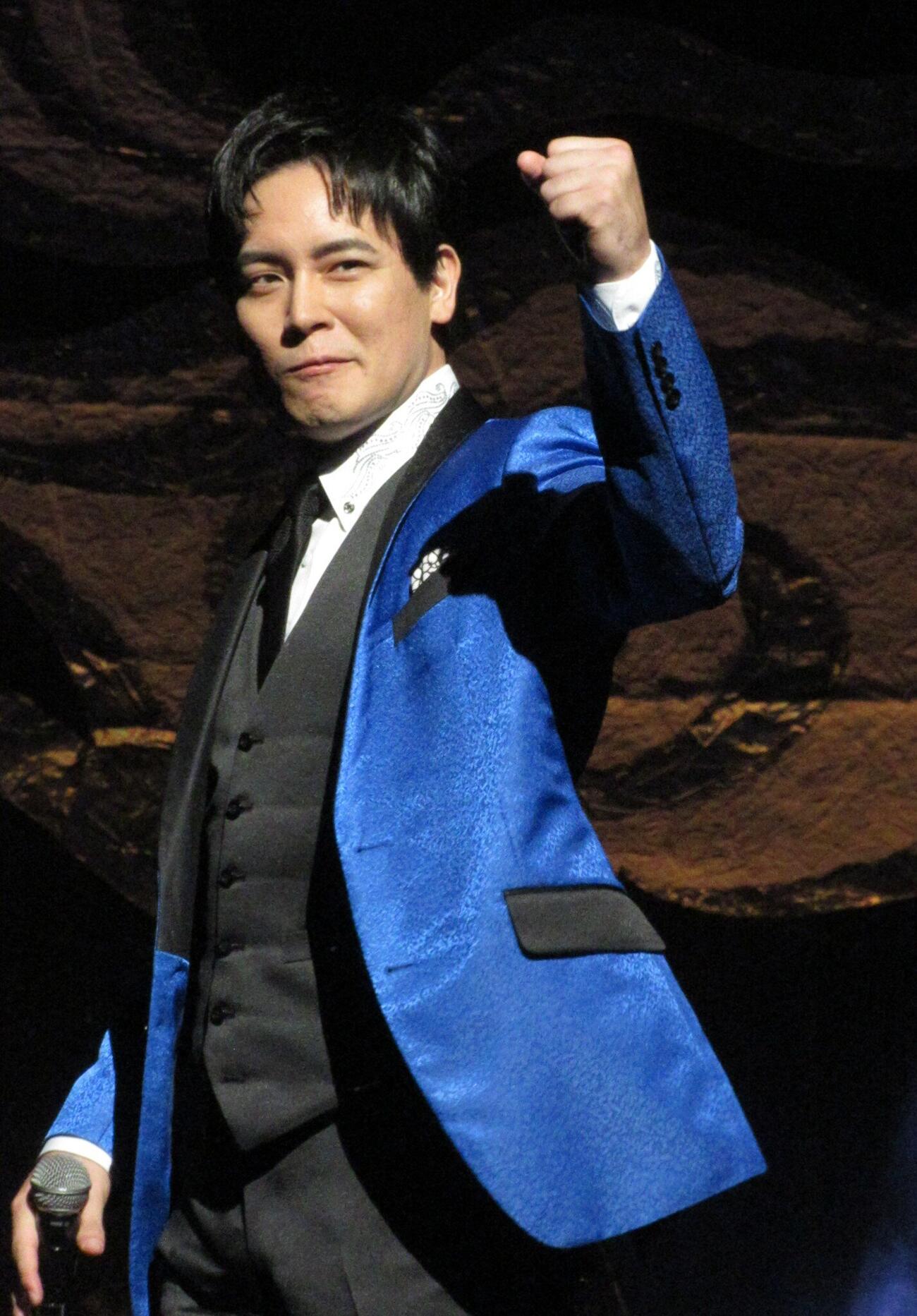 ワンマンコンサートで熱唱する木村徹二
