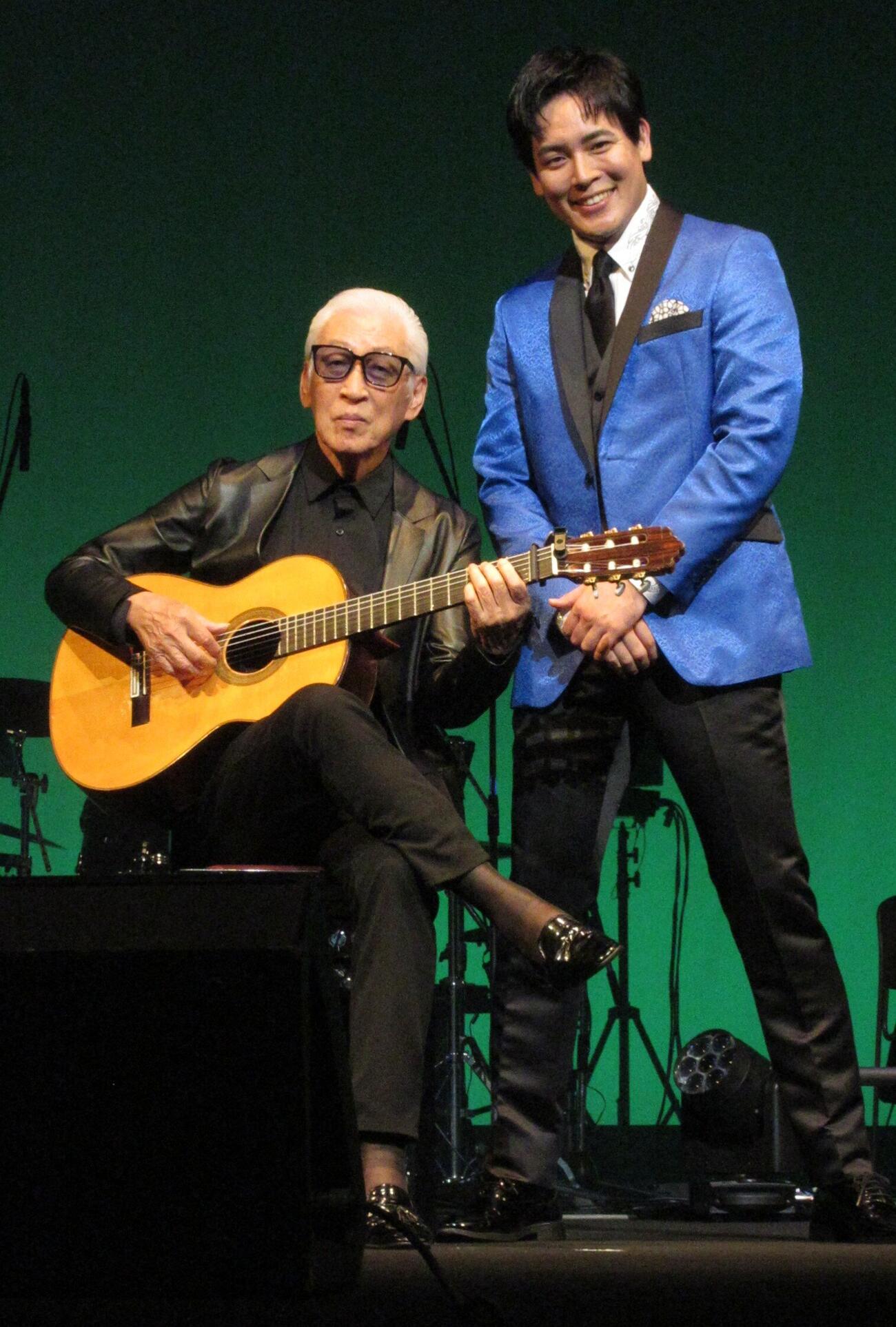 演歌ギターのレジェンド斉藤功氏（左）と初共演した木村徹二（撮影・笹森文彦）