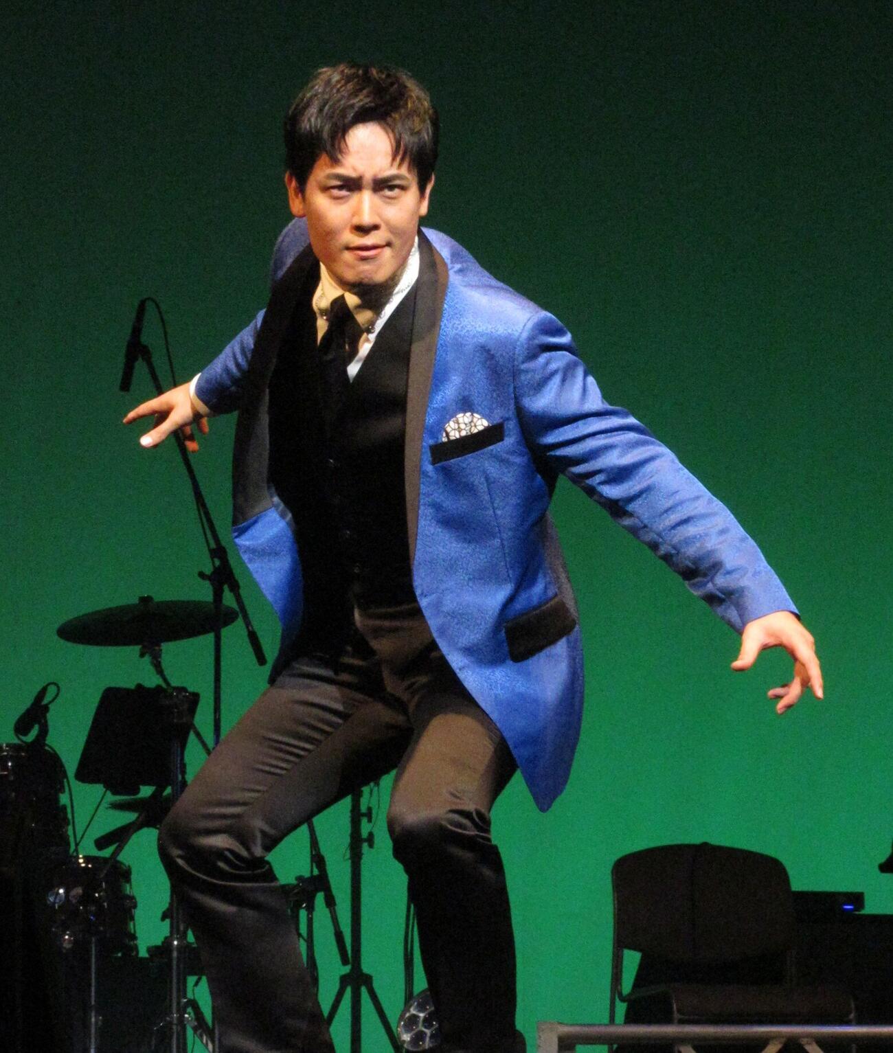 独創的な風神雷神ポーズを取る木村徹二（撮影・笹森文彦）