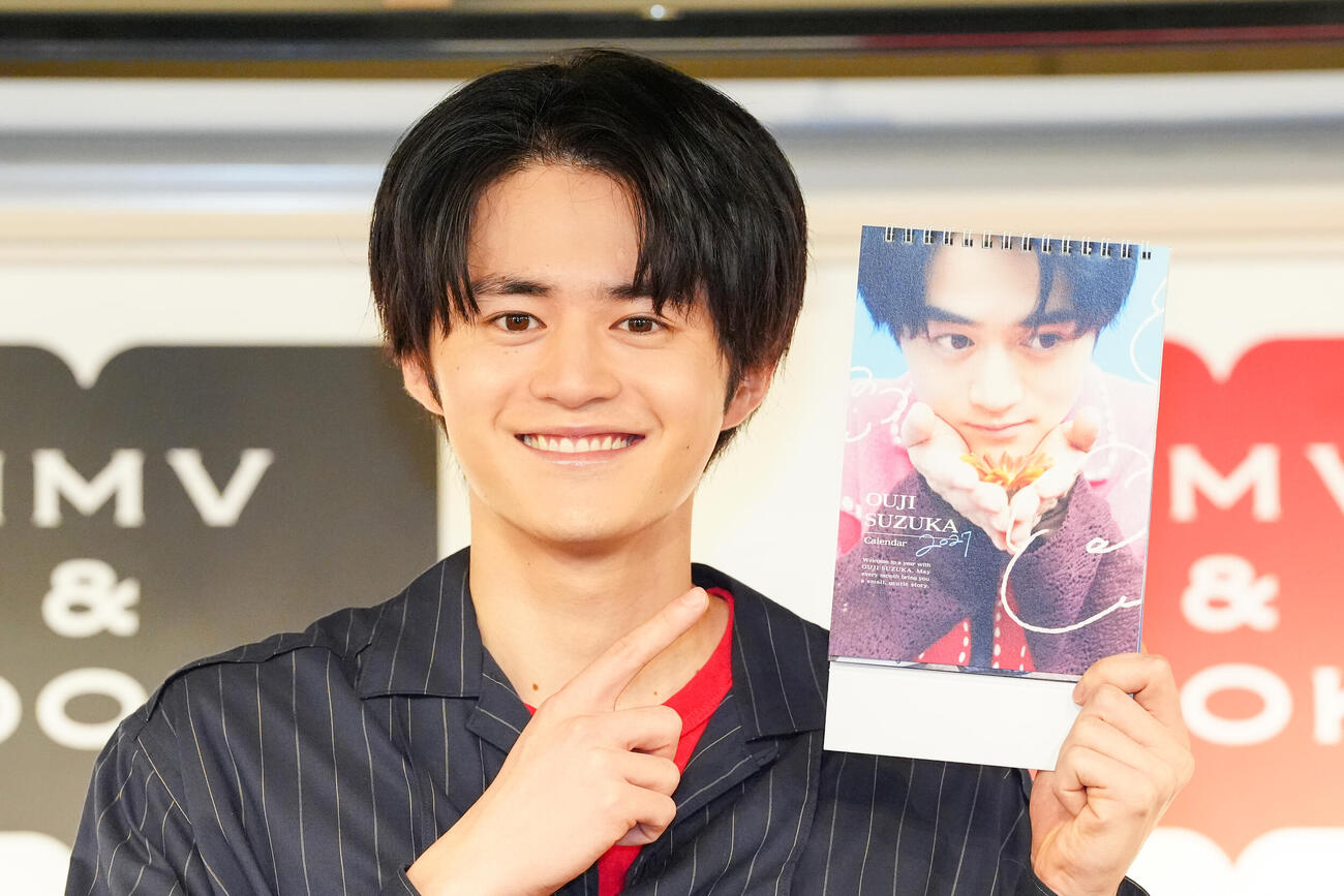 2027年カレンダー発売イベントで写真に納まる鈴鹿央士（撮影・江口和貴）