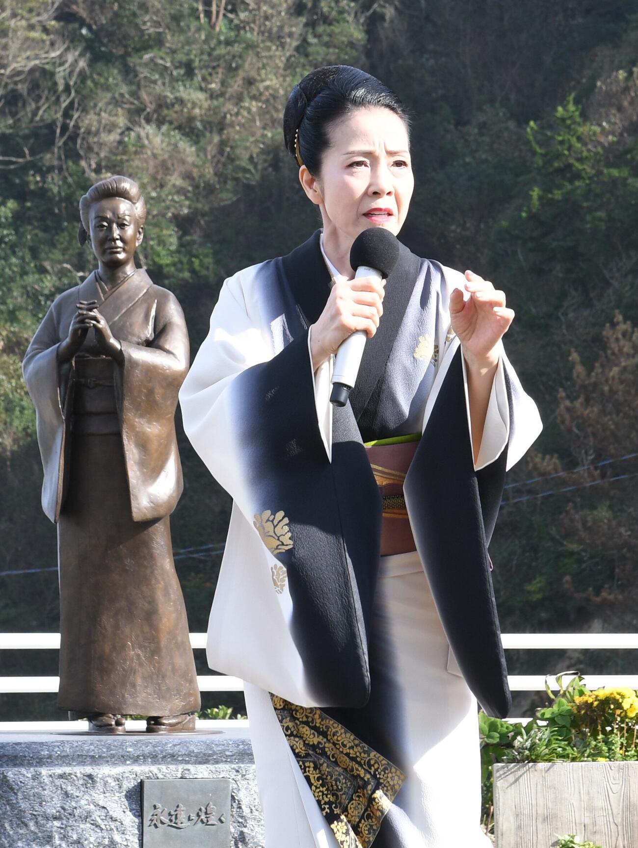 熱唱する坂本冬美（撮影・松本久）