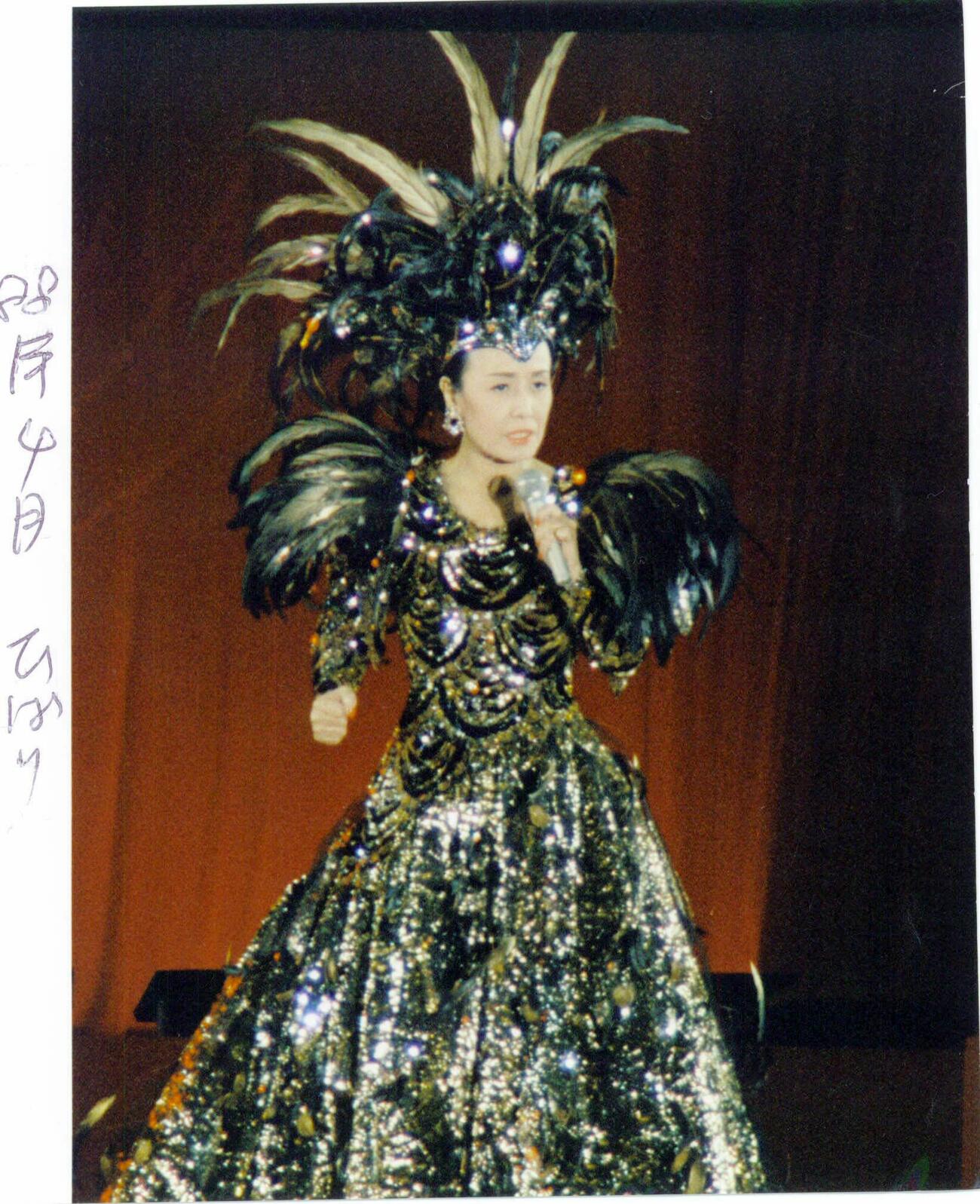 ＃熱唱する美空ひばり＝1988年4月（撮影・自社もの）