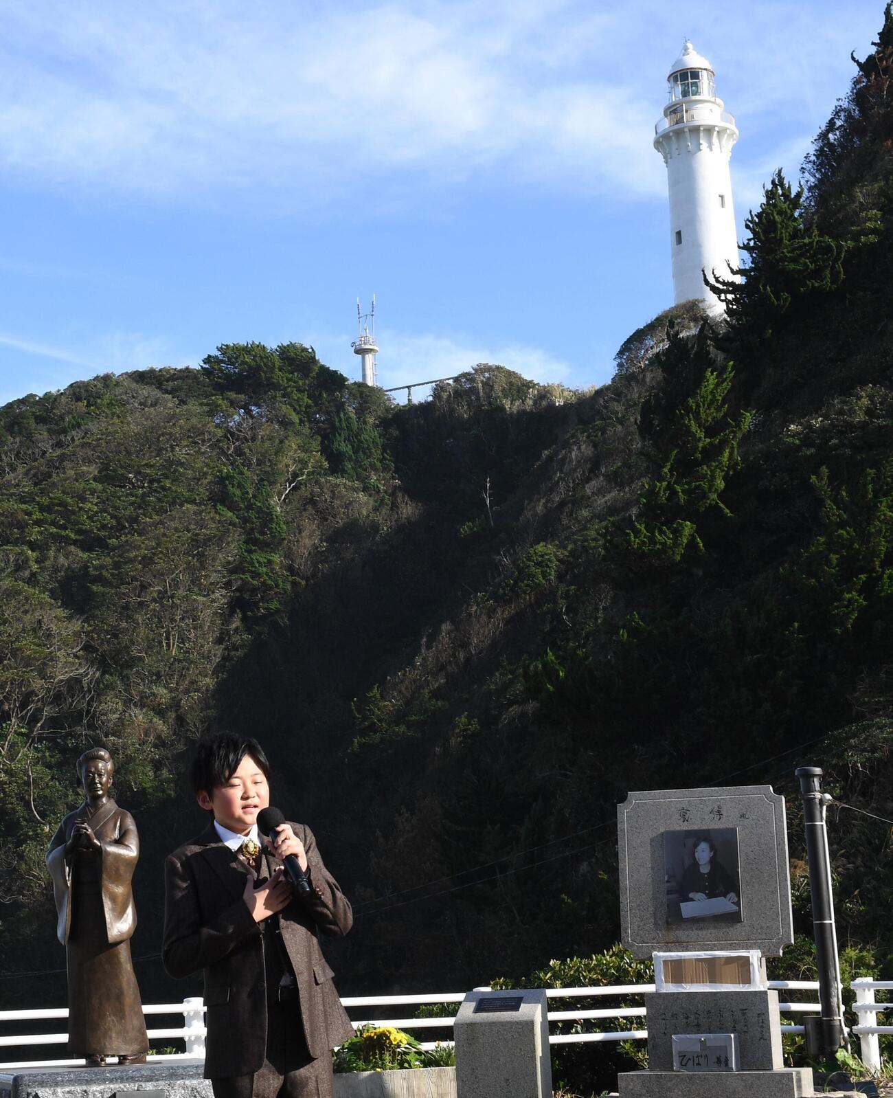 熱唱する西山琳久（撮影・松本久）
