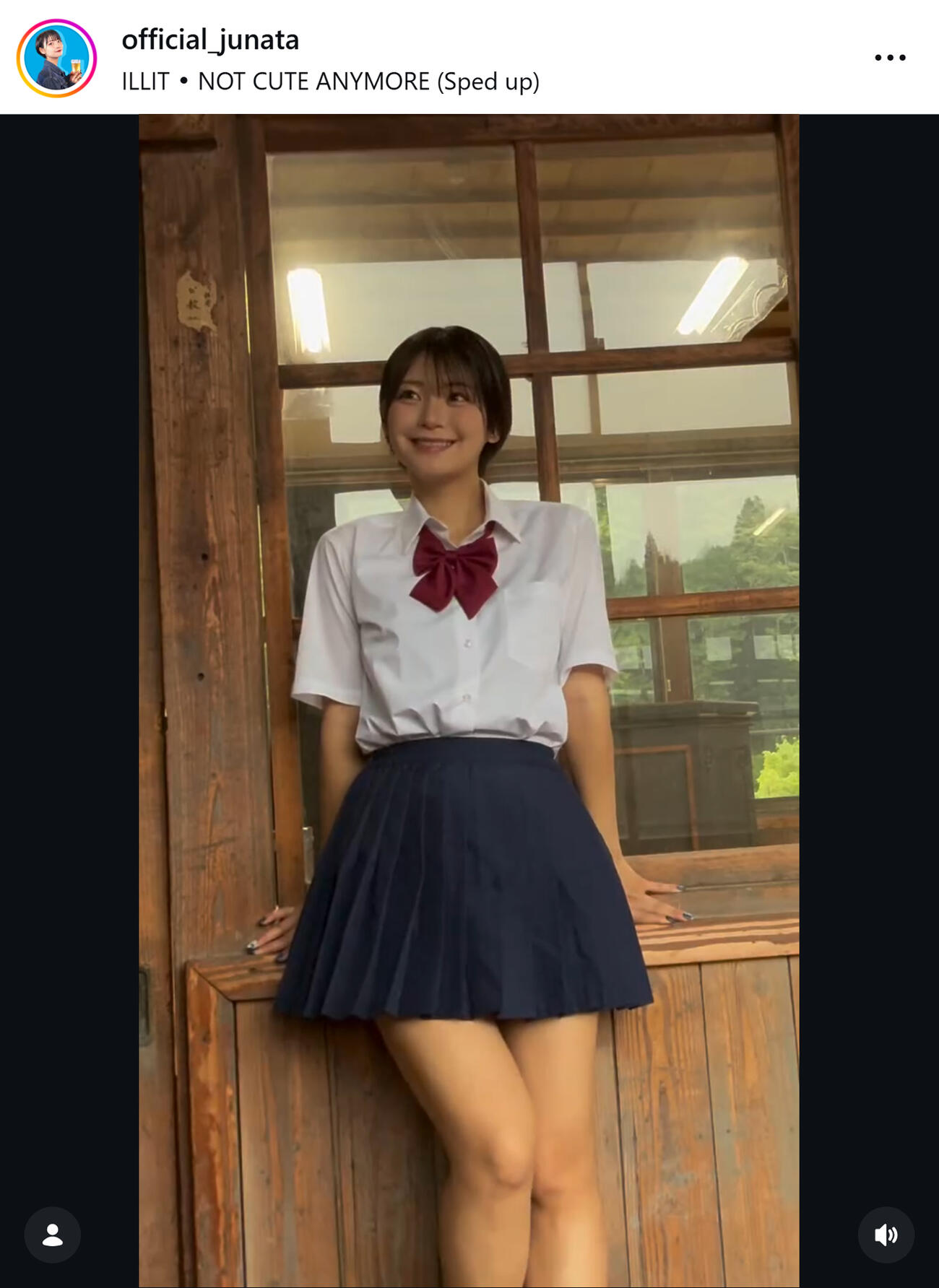 マイクロミニJK風衣装の小坂田純奈（小坂田純奈のインスタグラムから）