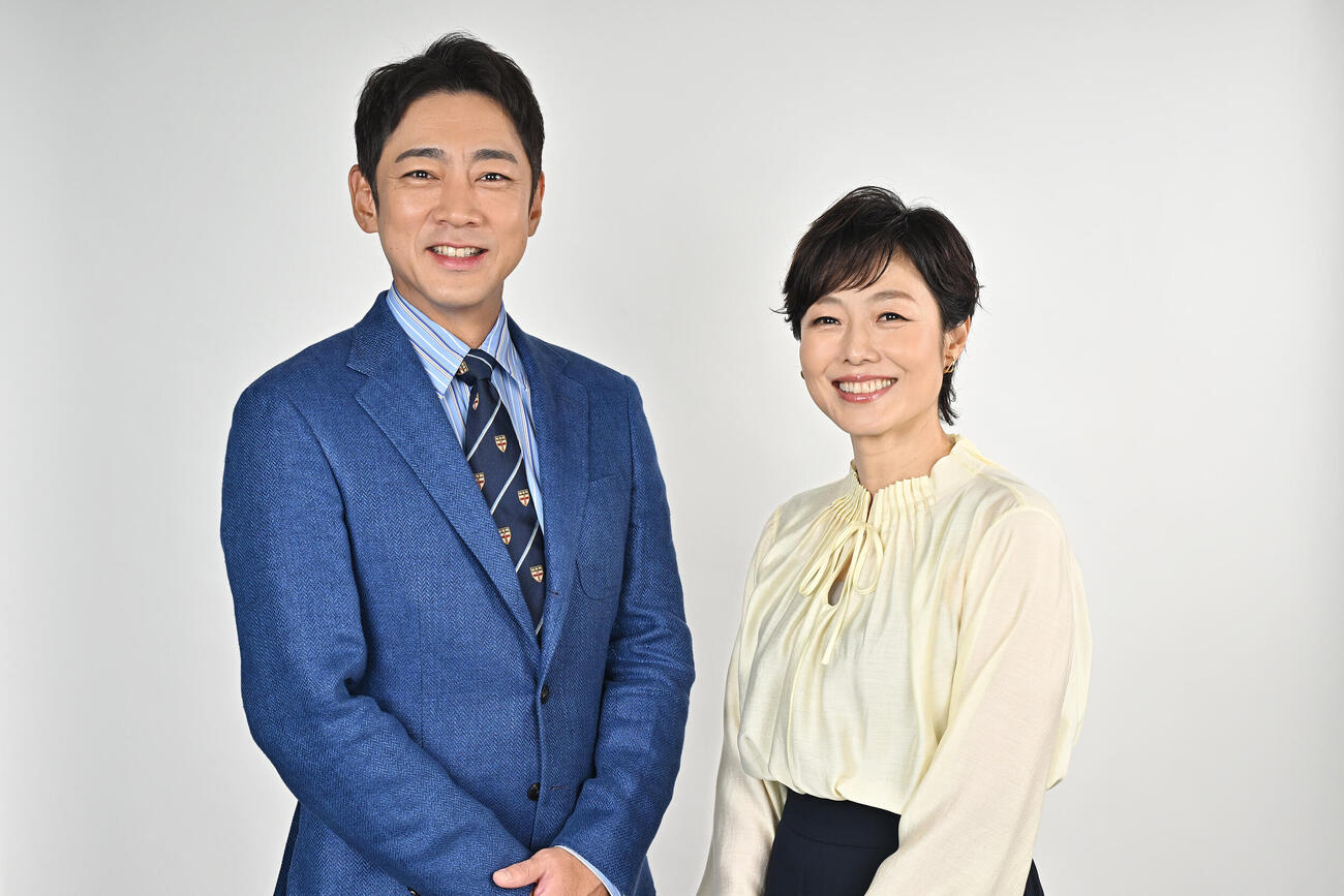 「プロ野球ドラフト会議2026」見届け人を務める小泉孝太郎（左）と有働由美子（C）TBS