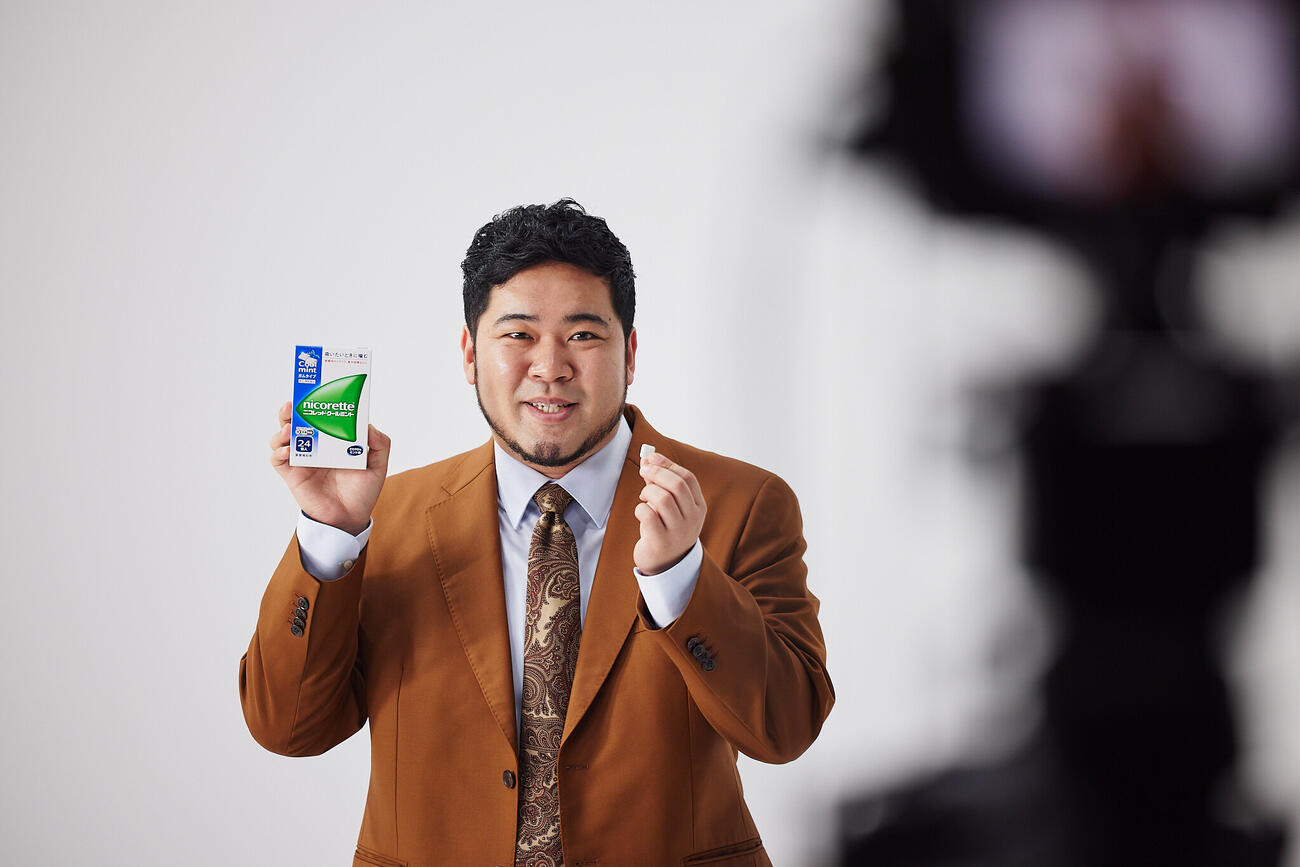 「ケムリは、ニコレット®と。」CMに出演する松井ケムリ