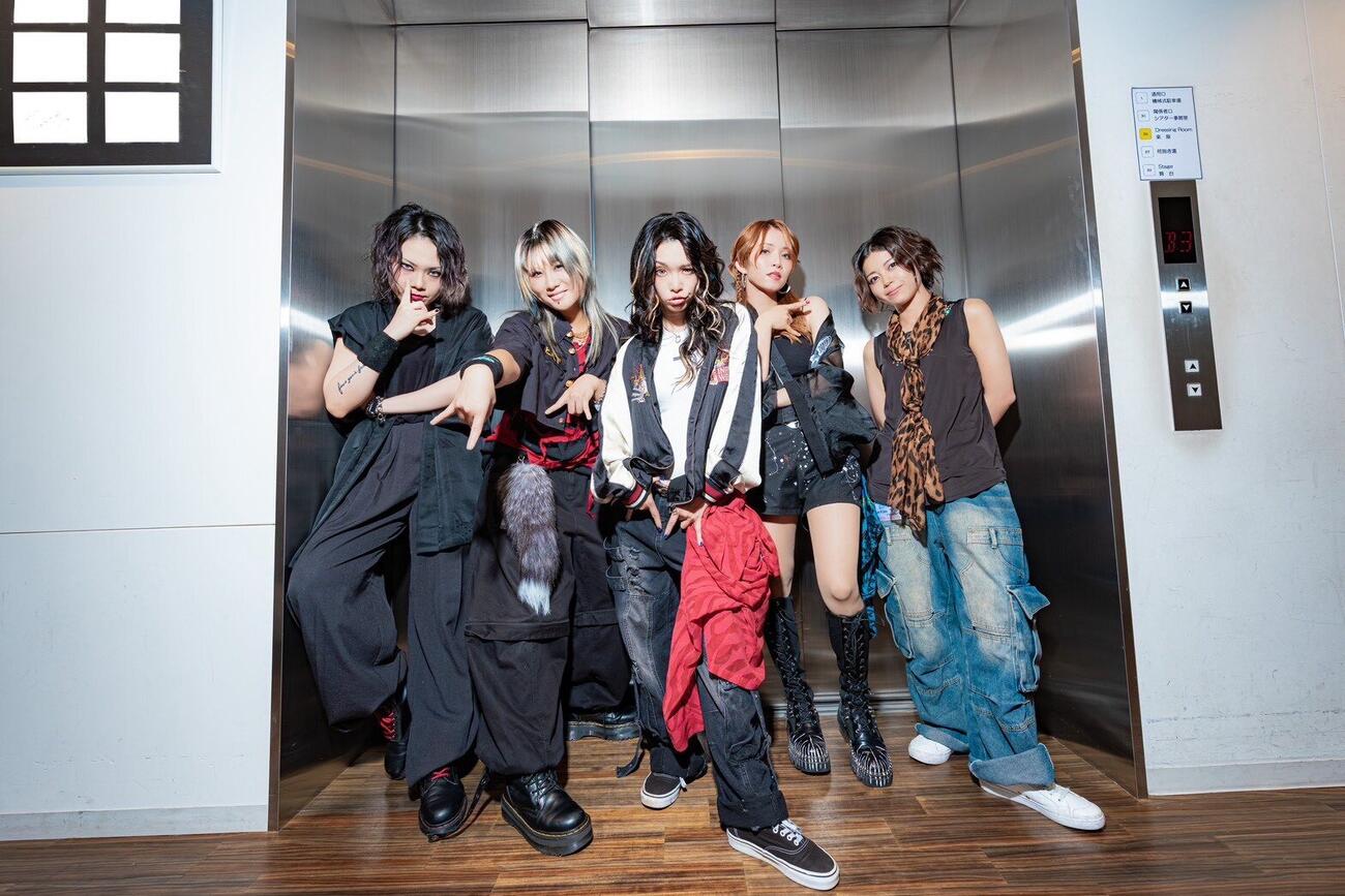 4人体制最後のライブを行ったNEMOPHILA。左からサポートギターiKA、ハラグチサン、mayu、葉月、むらたたむ