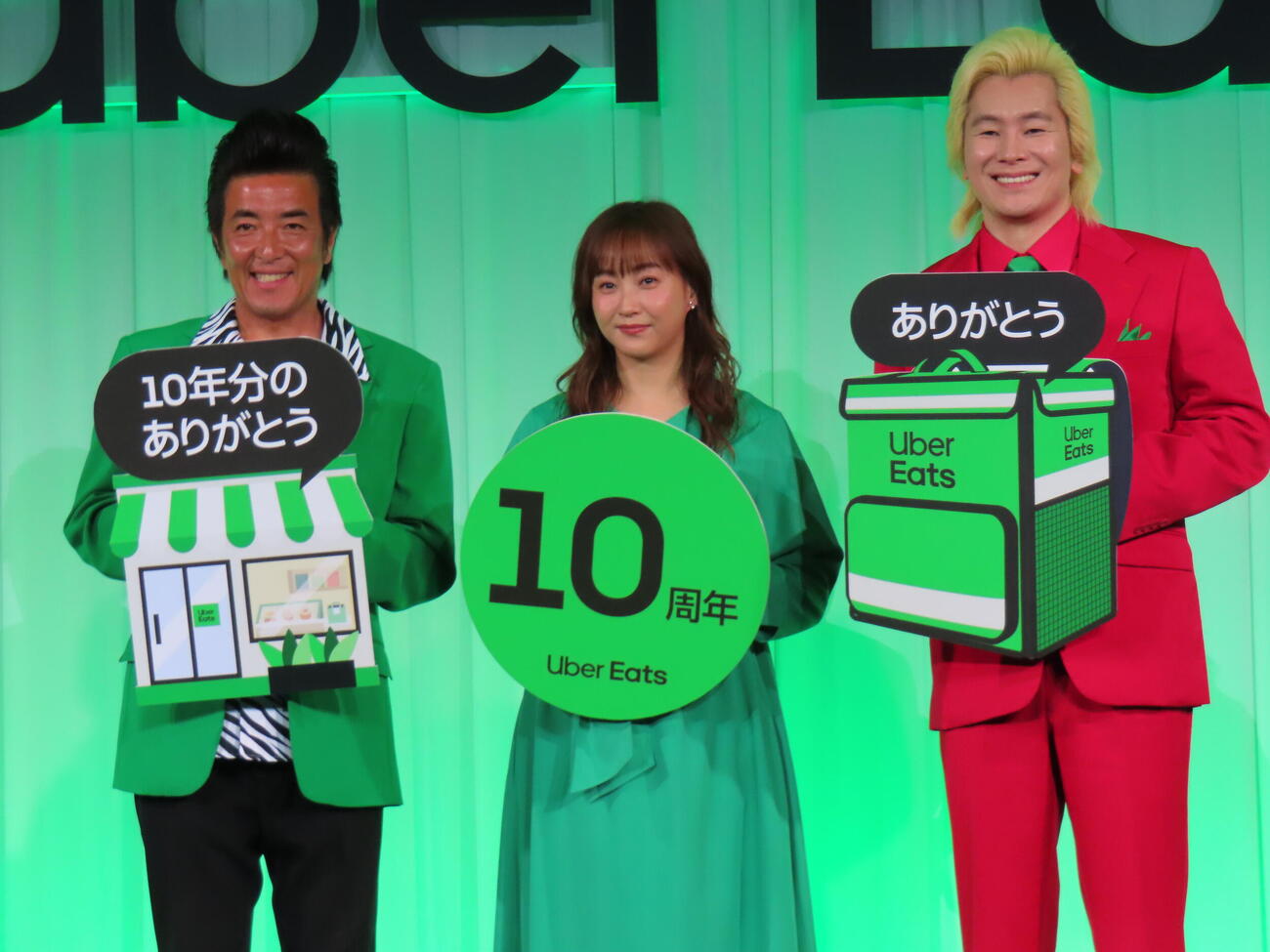 Uber Eats Japan10周年記者発表会に登壇した、左からTAIGA、藤本美貴、カズレーザー（撮影・鎌田良美）