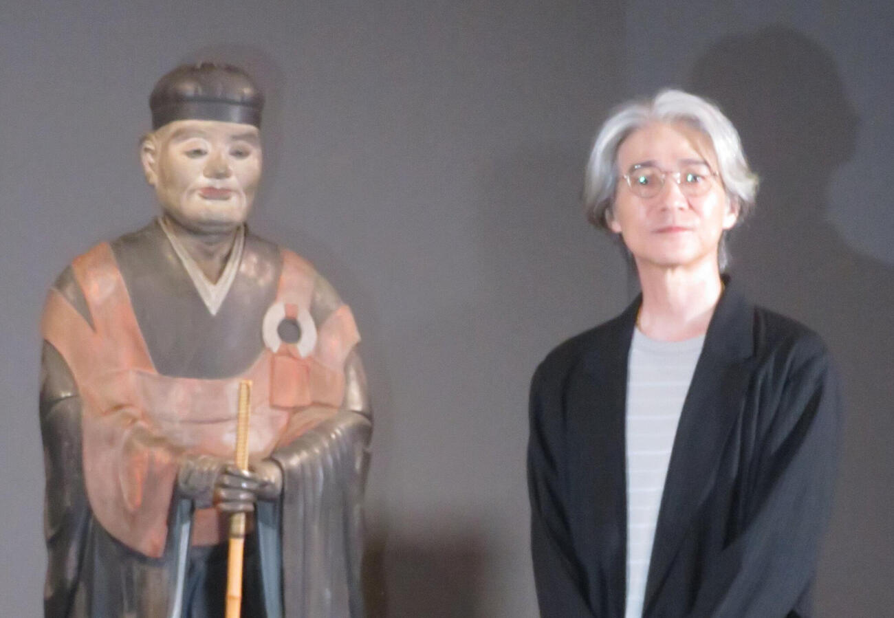 開創700年記念　特別展「大徳寺　本朝無双之禅苑」取材会で、千利休立像と並ぶ吉岡秀隆（撮影・村上幸将）