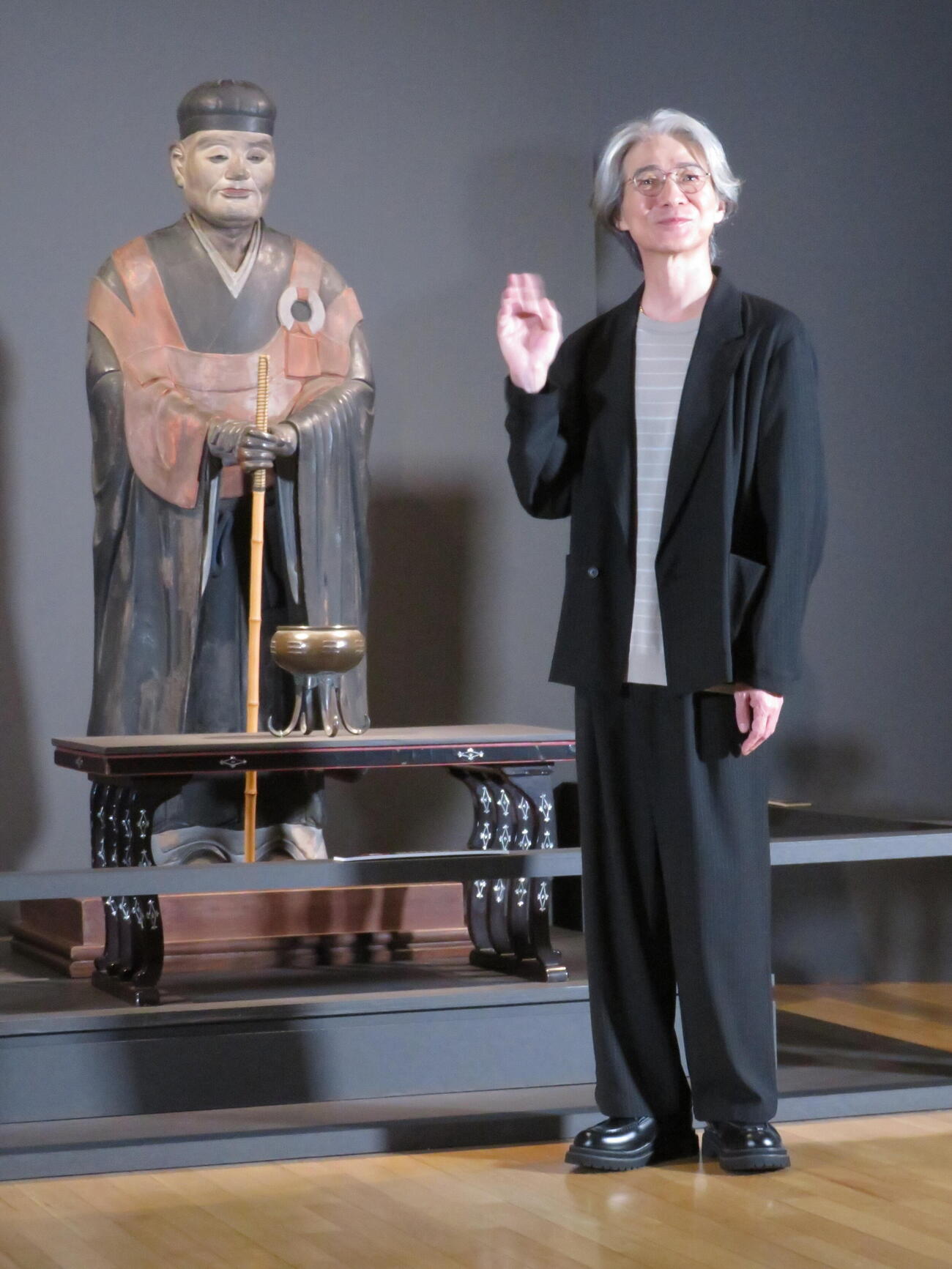 開創700年記念　特別展「大徳寺　本朝無双之禅苑」取材会で、千利休立像と並ぶ吉岡秀隆（撮影・村上幸将）