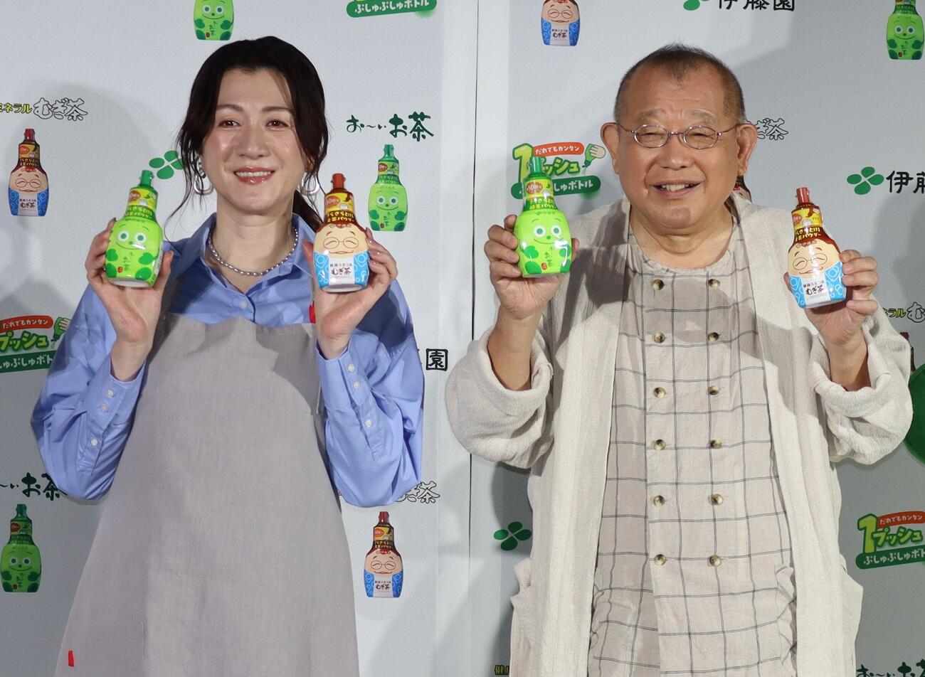 伊藤園「さらさらとけるシリーズ」新商品発表会に出席した野々村友紀子（左）、笑福亭鶴瓶