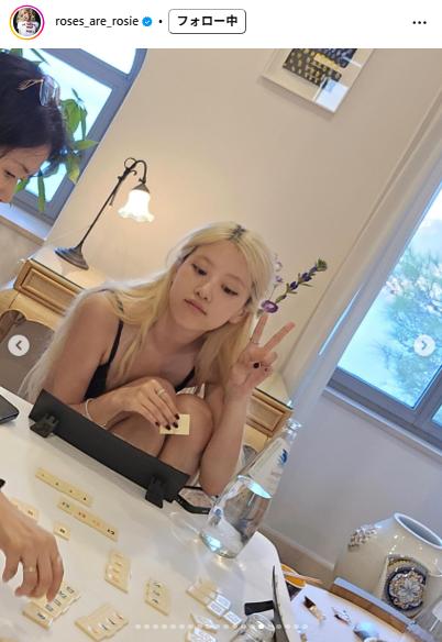 ゲームを楽しむBLACKPINK・ROSE（BLACKPINK・ROSEのインスタグラムから）