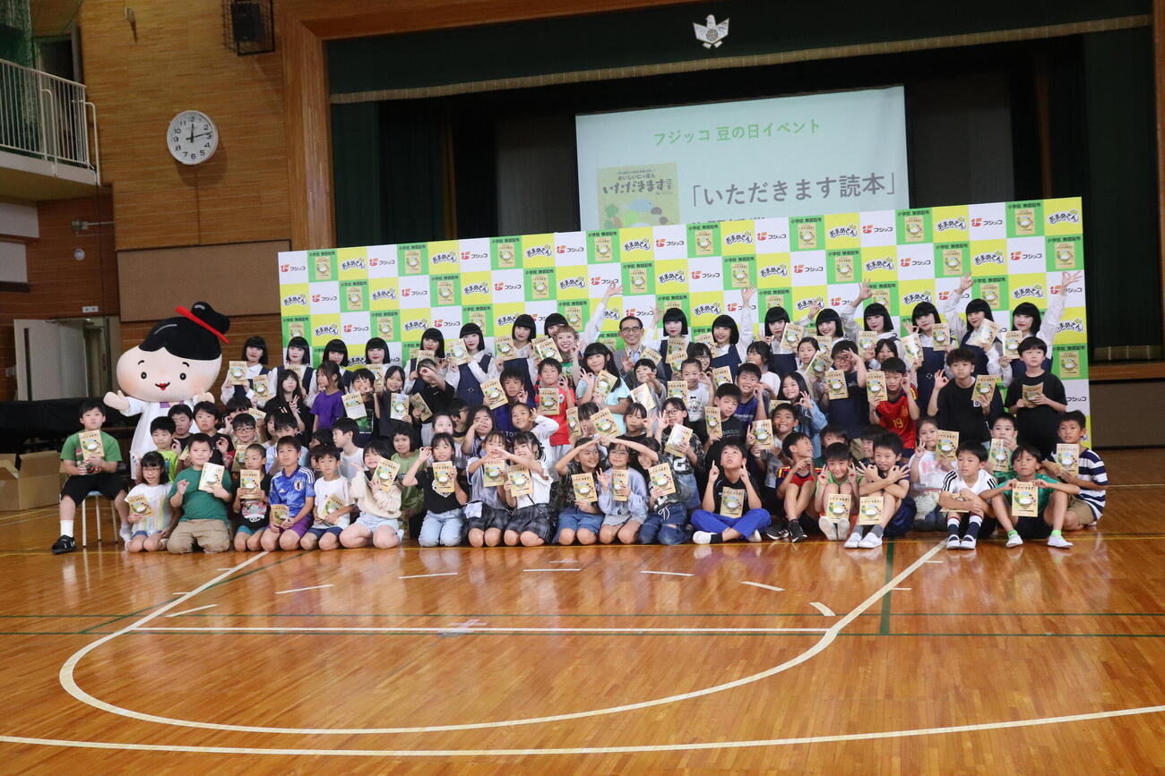 フジッコ豆の日イベント「いただきます読本」公開授業に参加したakane（後列中央）と、アバンギャルディ（後列）。前列は荒川区立尾久第六小学校の児童たち